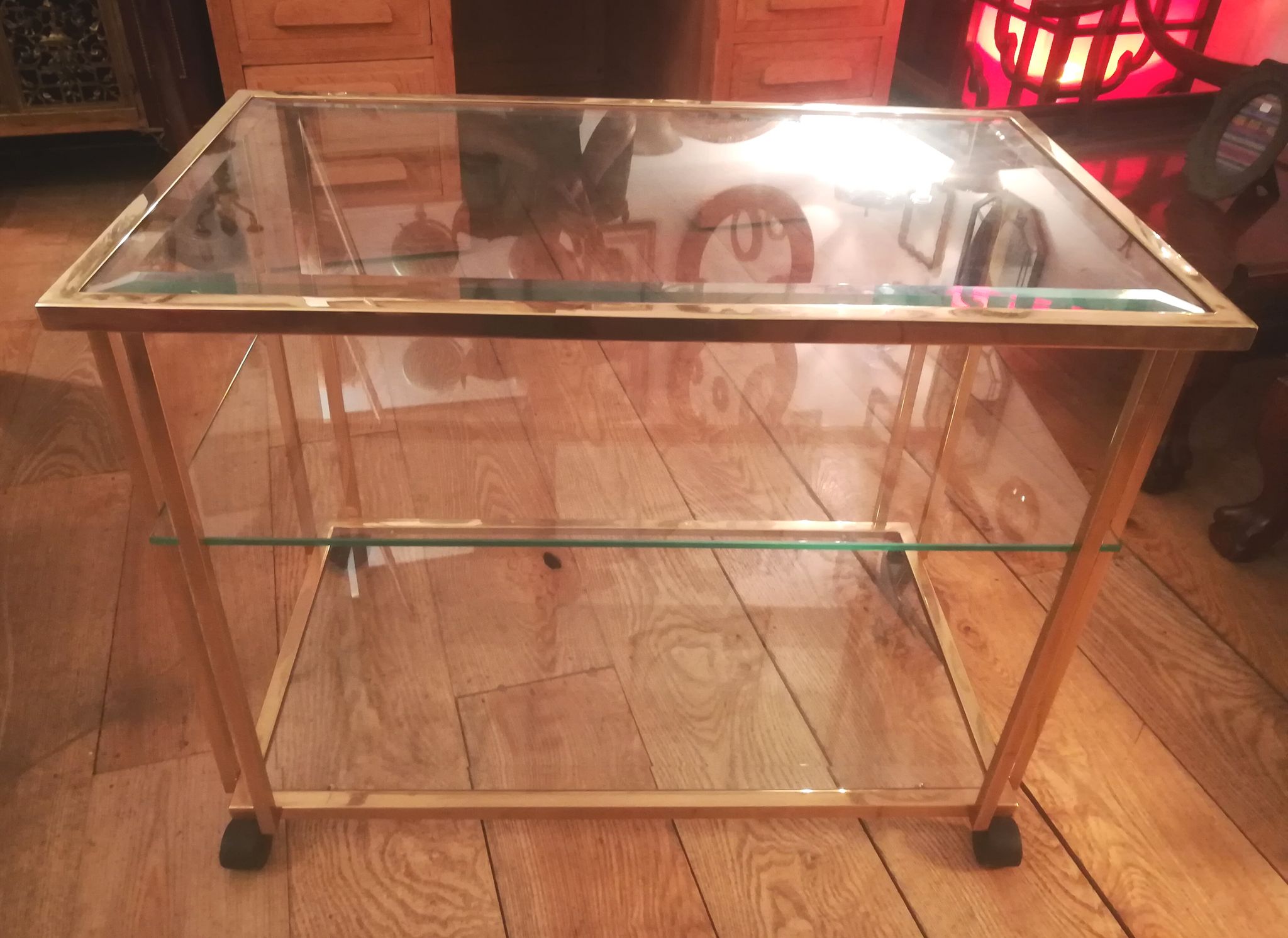 Desserte à roulettes en laiton doré et verre biseauté