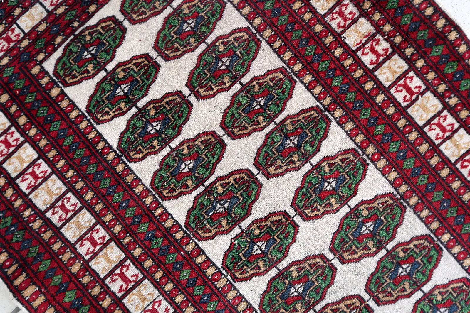 Handmade vintage Uzbek Bukhara rug 77cm x 128cm 1960s - 1С1175