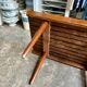 Table basse, banc en bois foncé lamellé