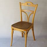 2 bistro chairs from 1905 by KOHN No. 187, wooden seats with 5 fleur-de-lis motifs