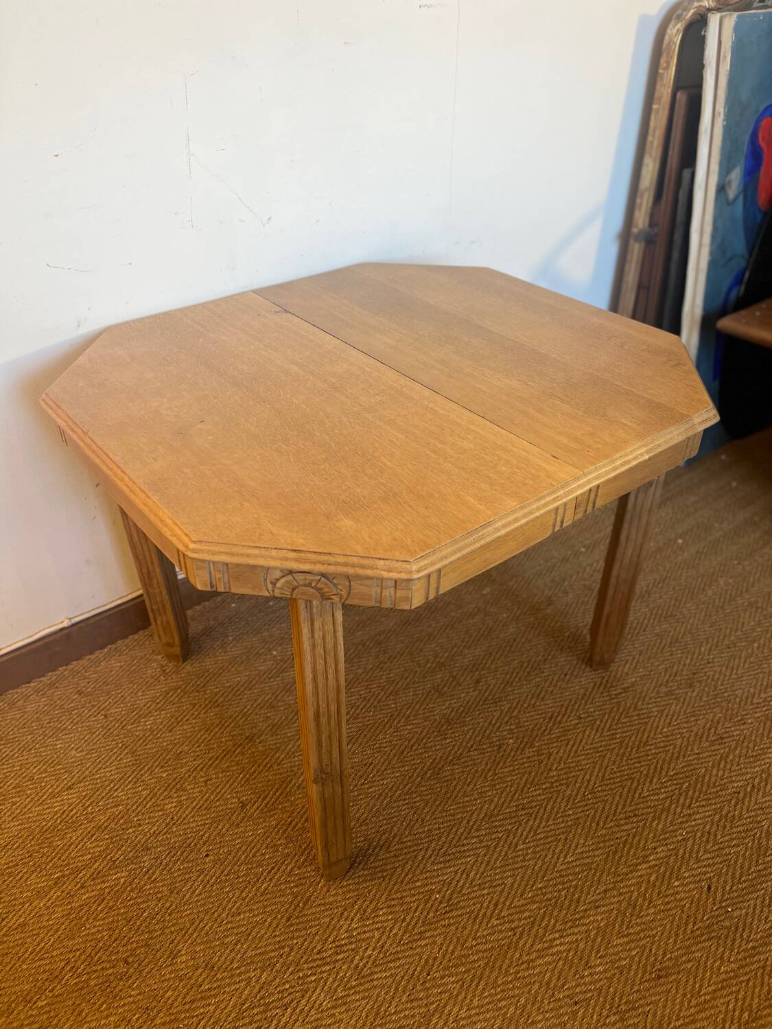 Extendable wooden art deco table for 4 to 8 people