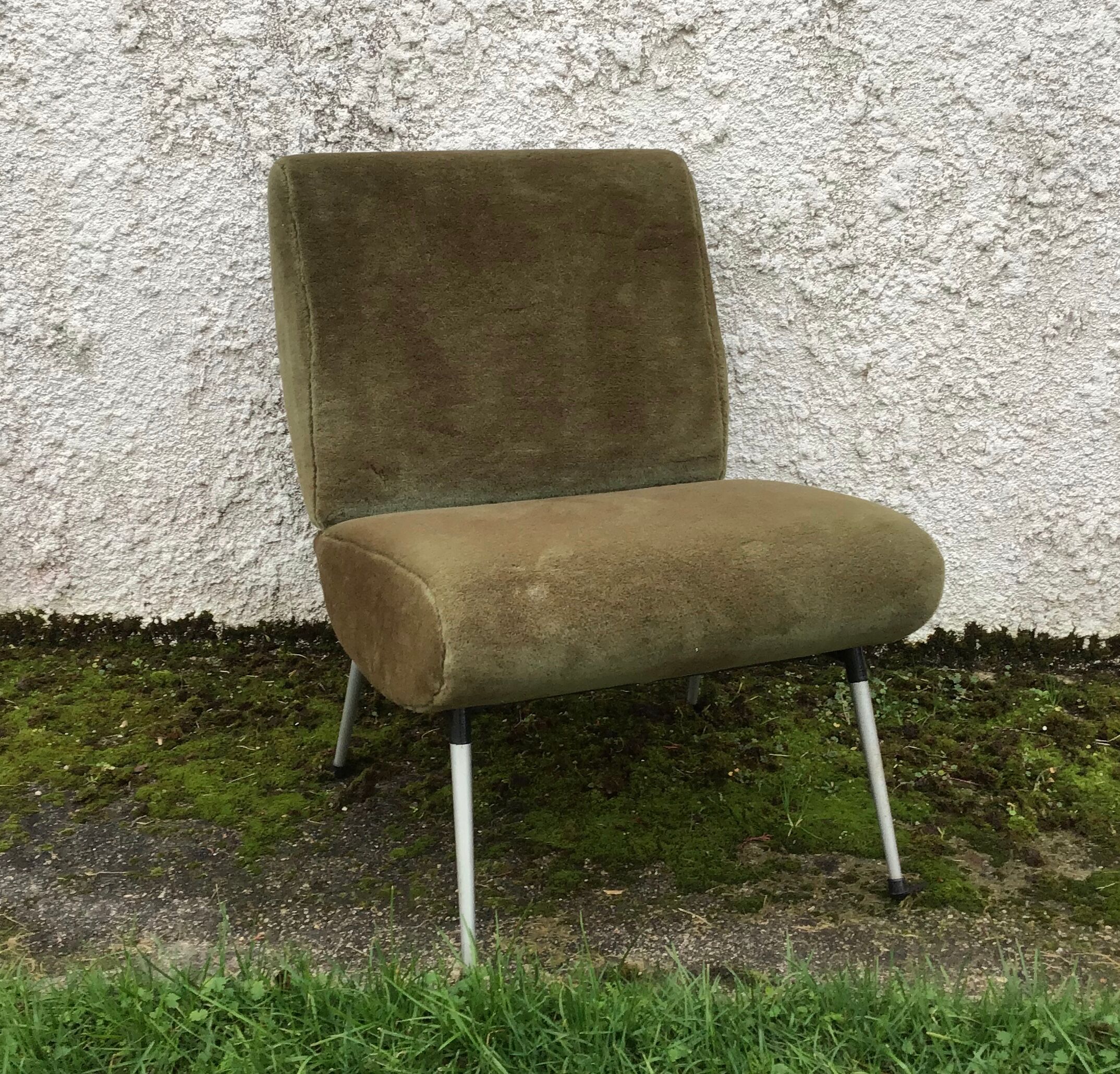 Pelfran low chair kiss model