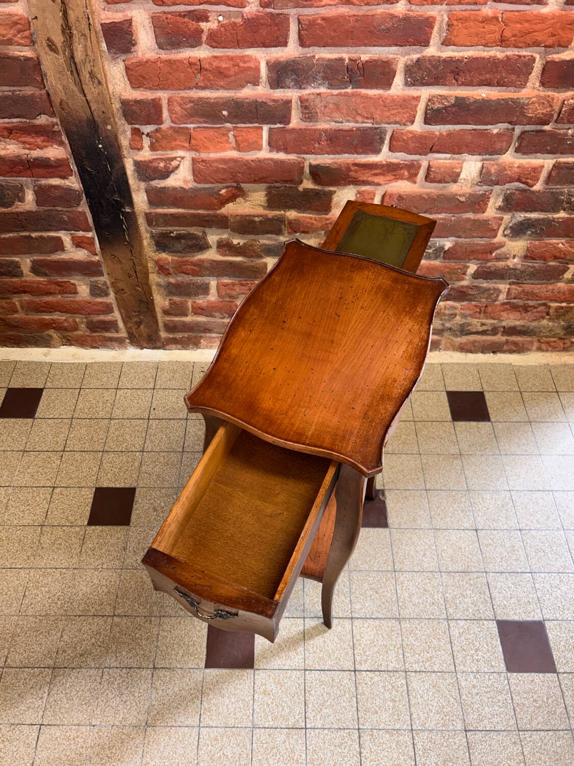 Pretty little vintage pedestal side table