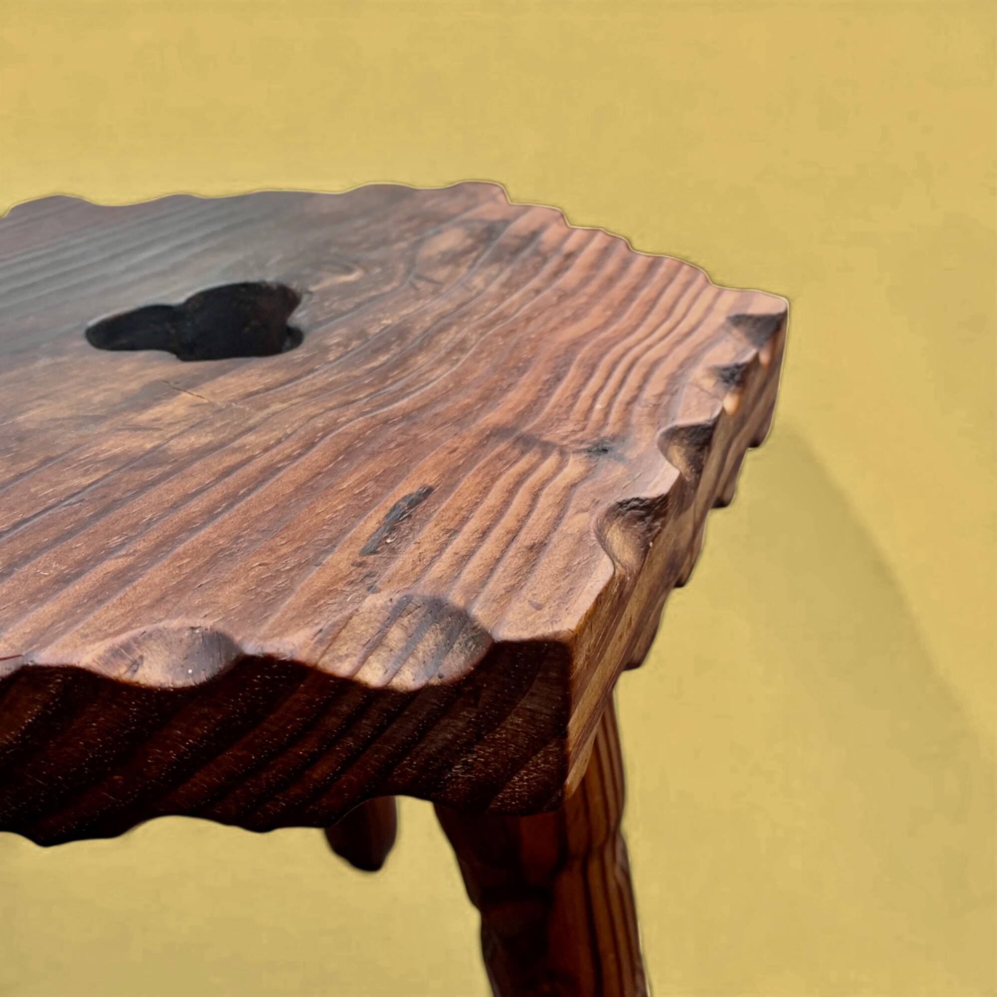 Ancien tabouret tripode brutaliste en bois massif