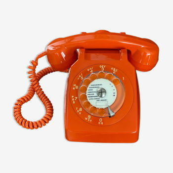 Téléphone à cadran vintage orange