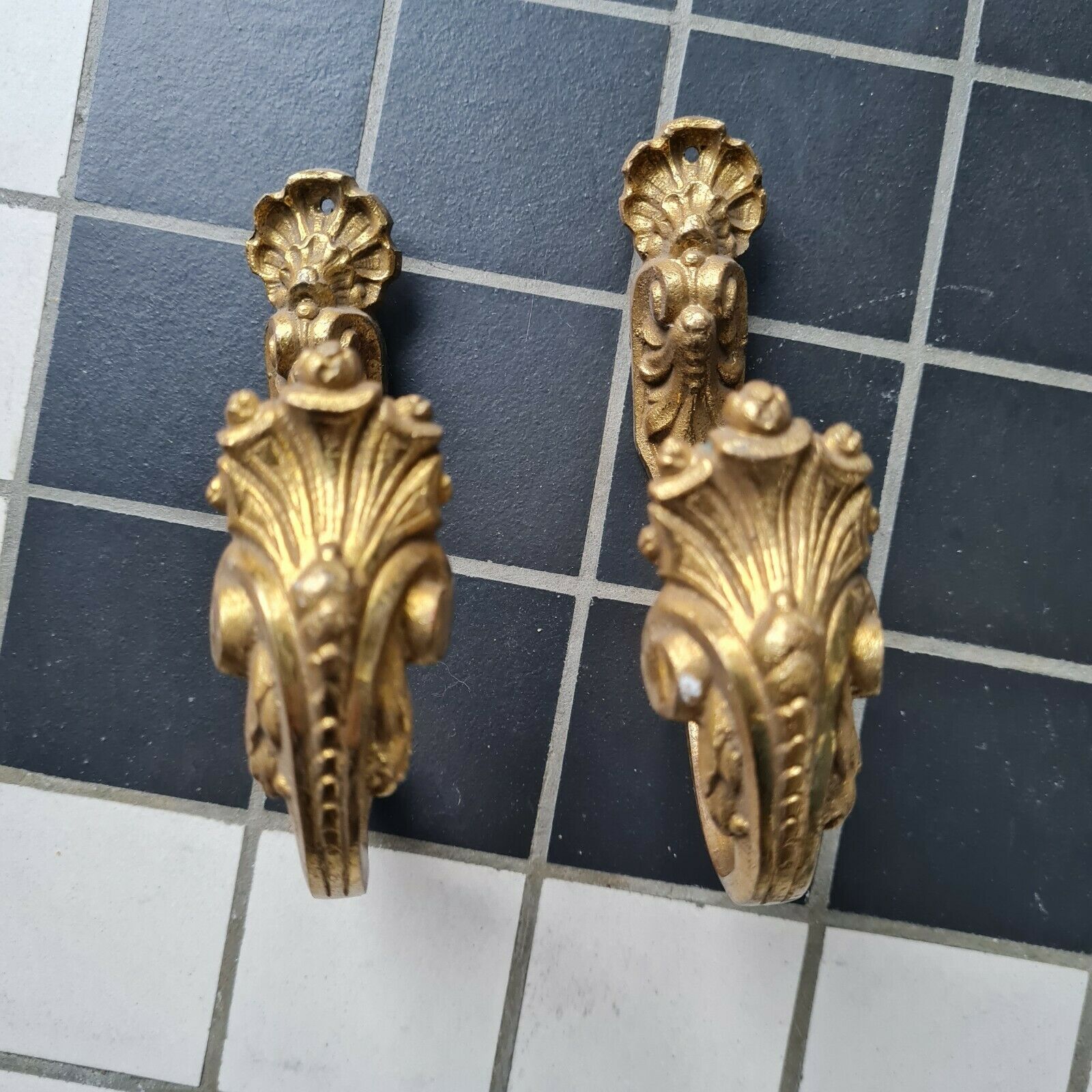 Pair of bronze kisses