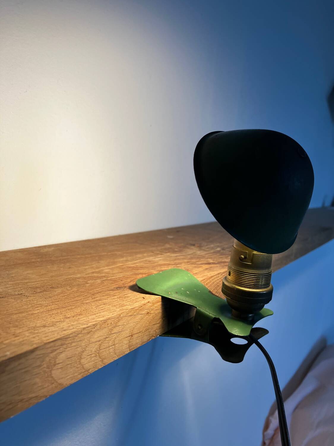 Clip-on mushroom lamp