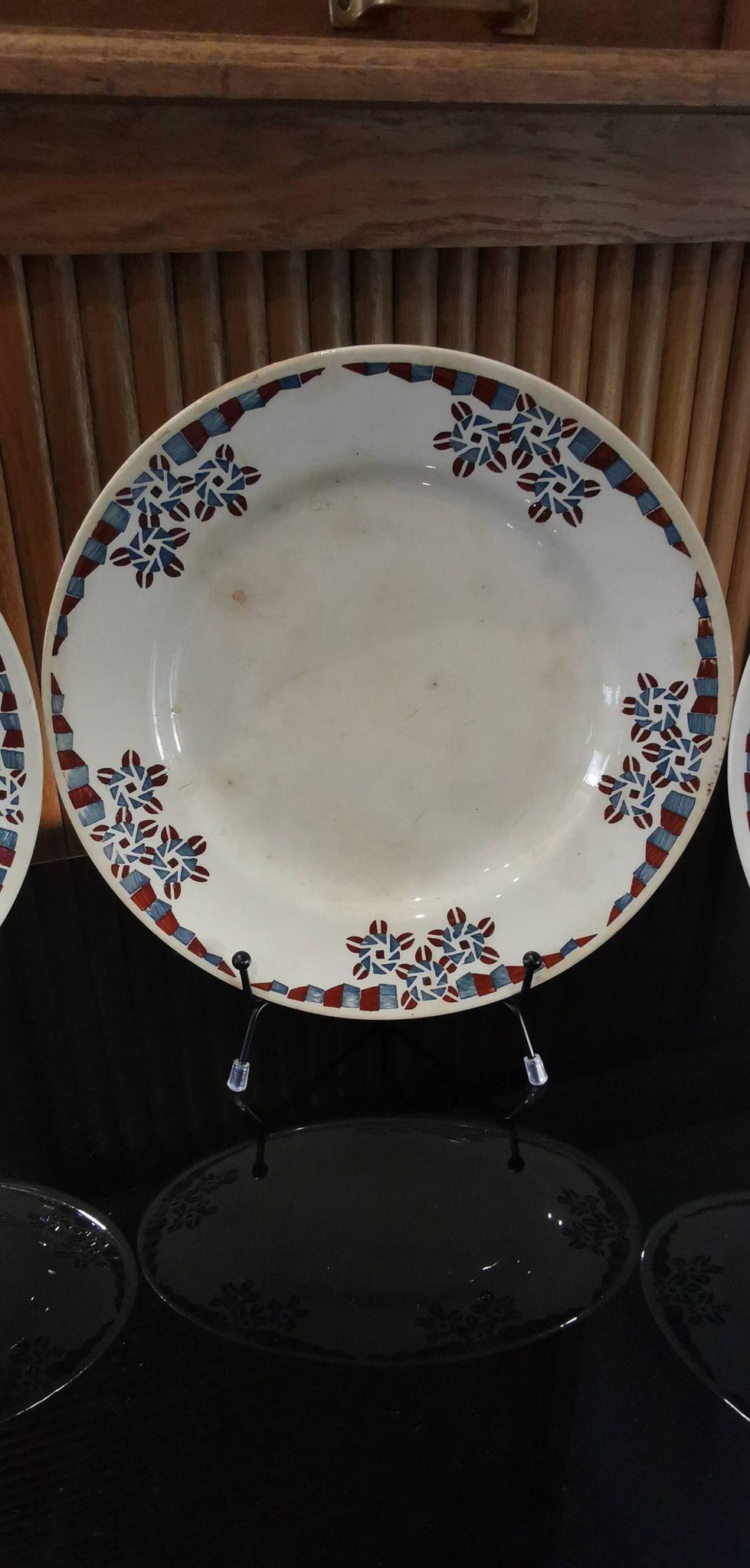 4 assiettes plates en terre de fer modèle OKAN de Longchamp