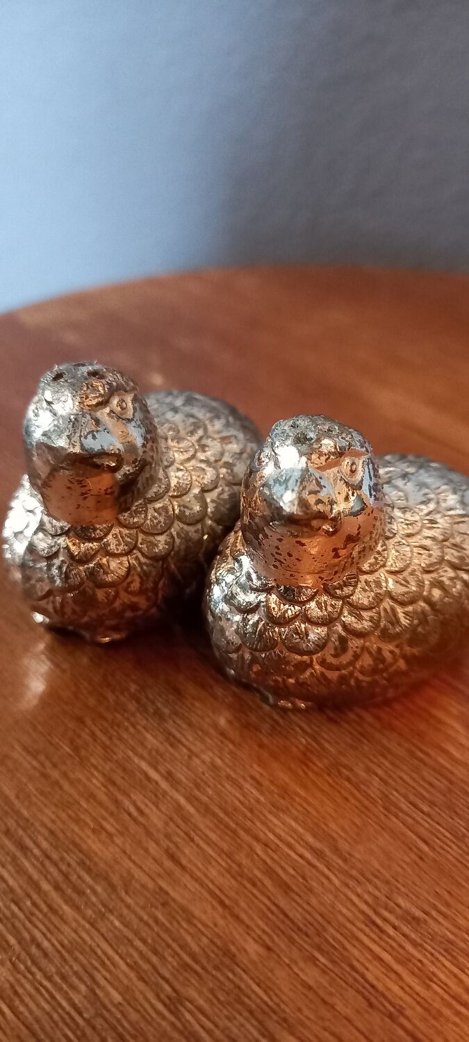 Salt and pepper shaker