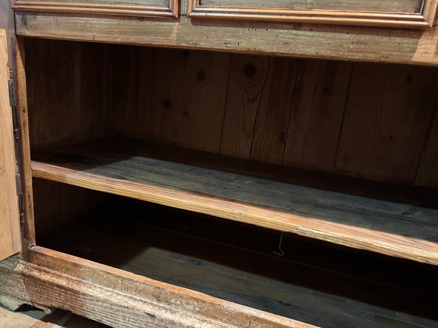 19th-century fir sideboard with 2 doors and 3 drawers