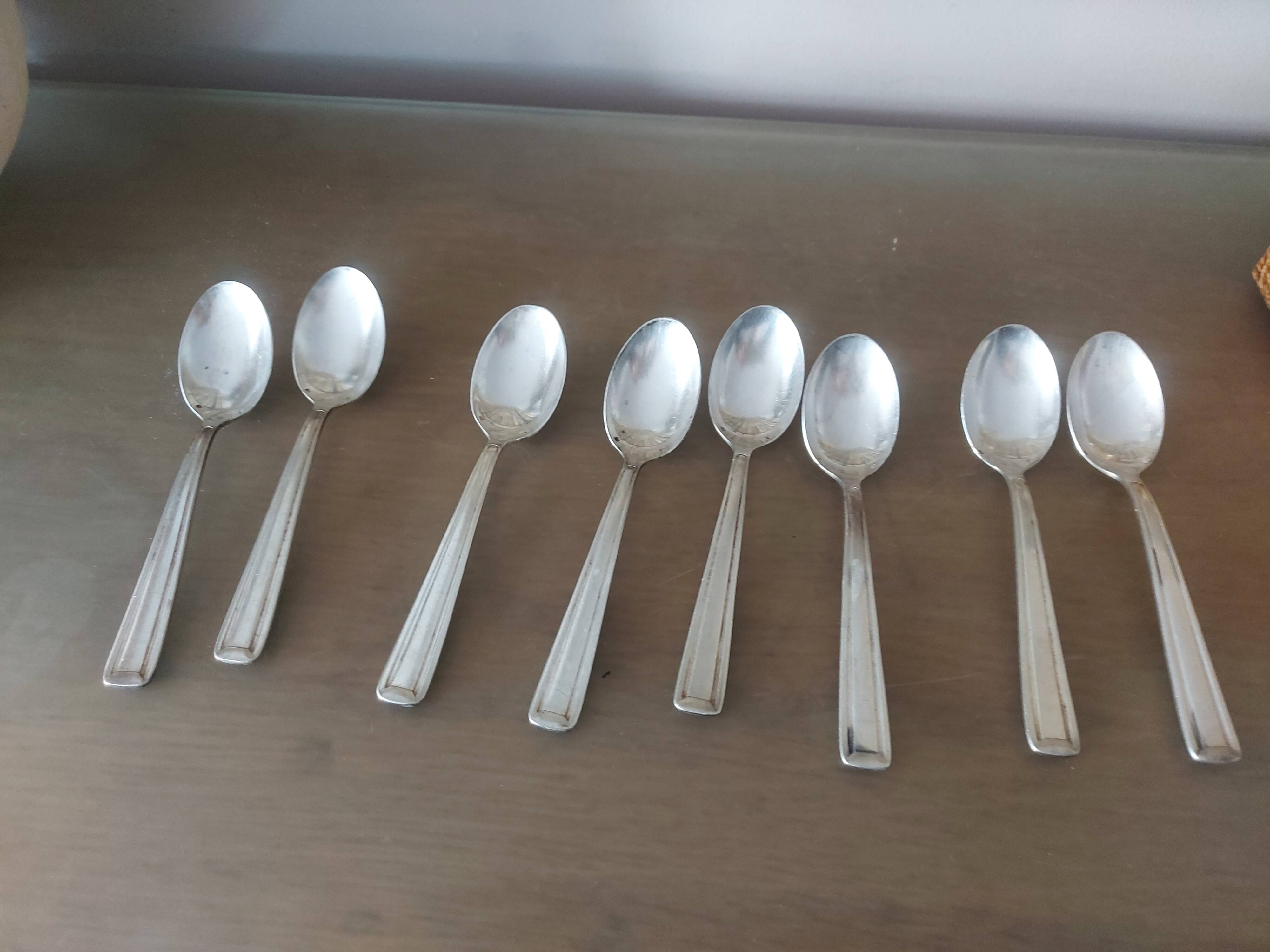 Box of 8 small art deco spoons in silver metal