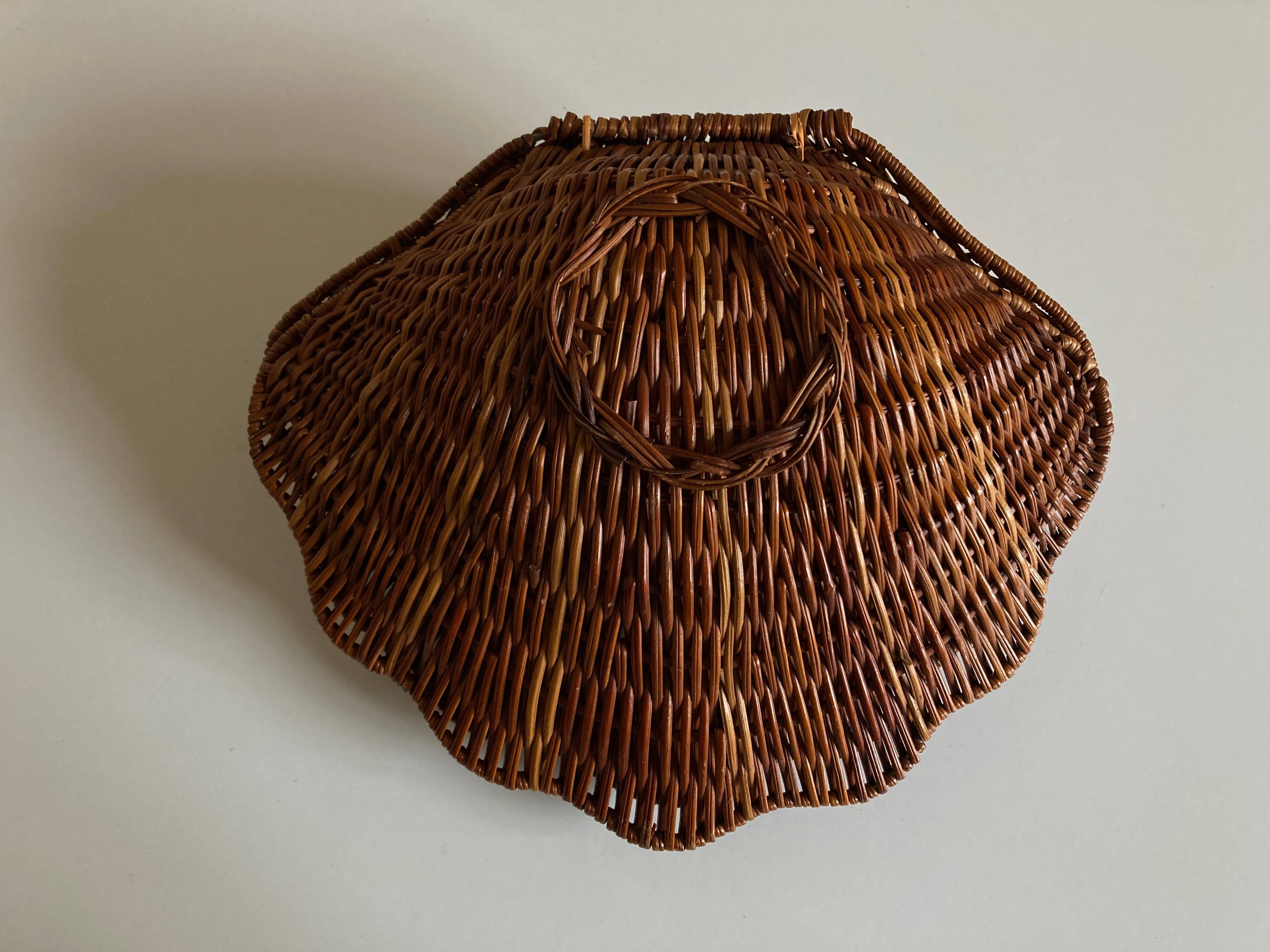 Empty corrugated shell pocket in wicker basket makers