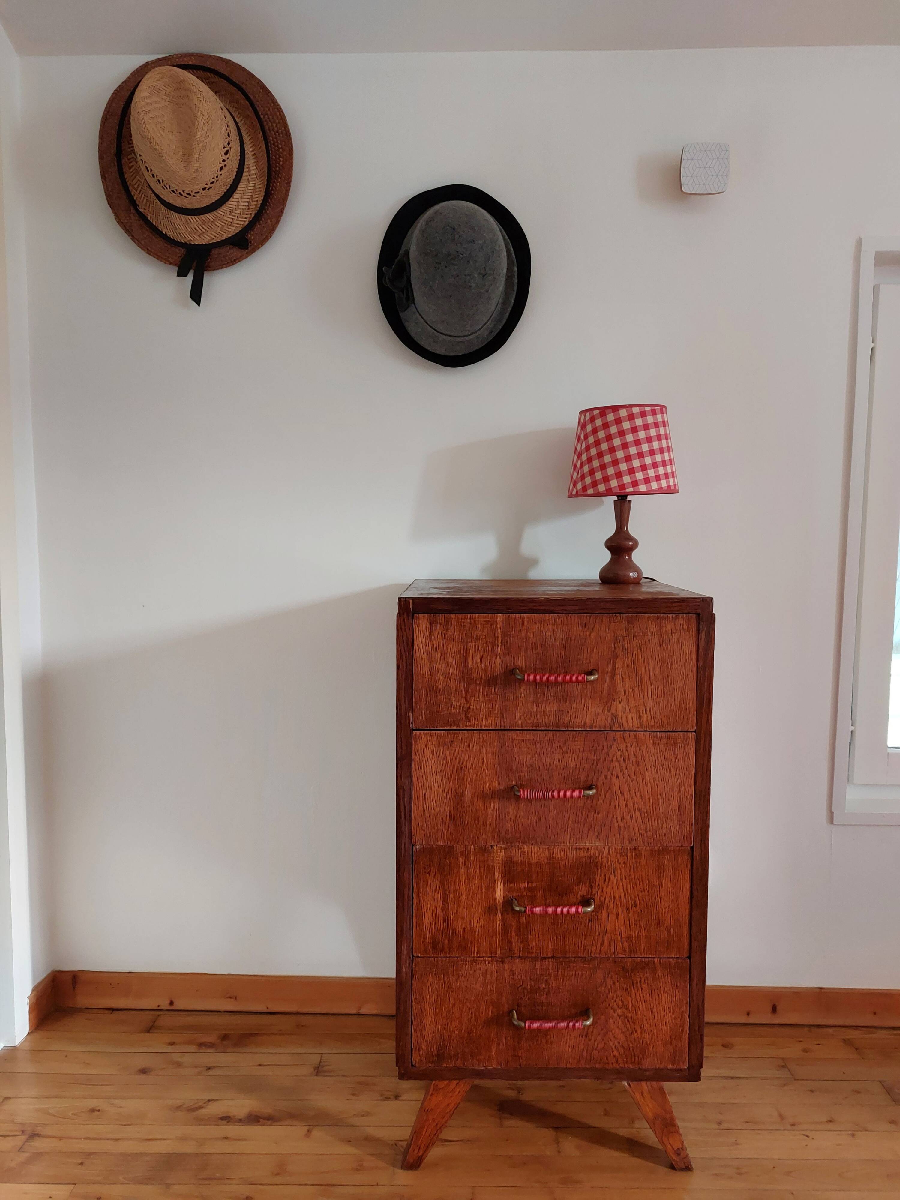 petite commode, chiffonnier, poignées scoubidou, pieds compas, vintage