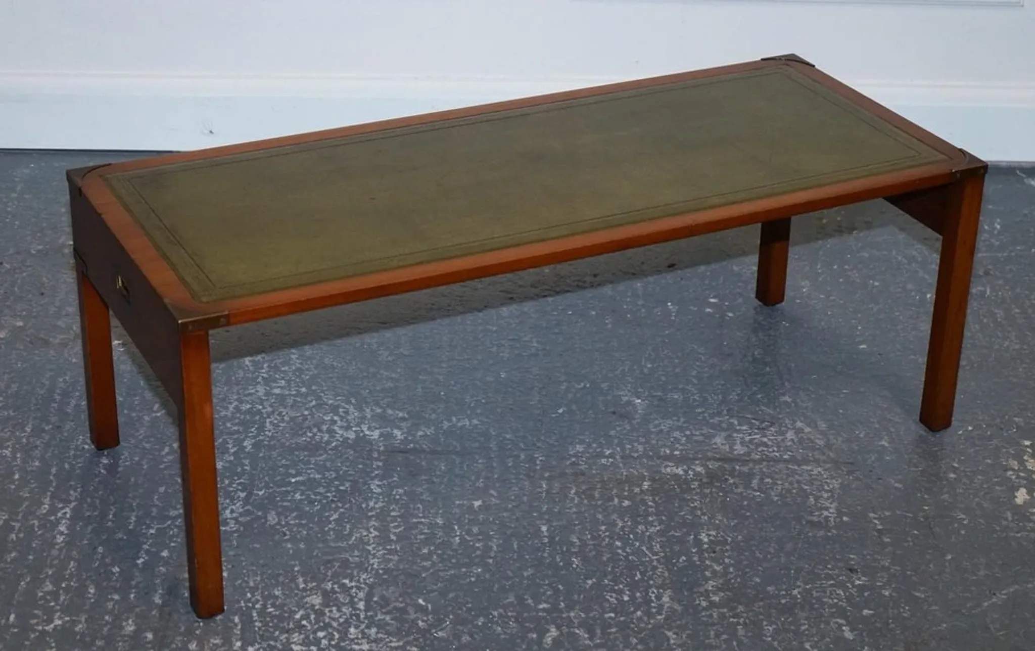 Table Basse Bevan Funnell avec Plateau en Cuir Vert