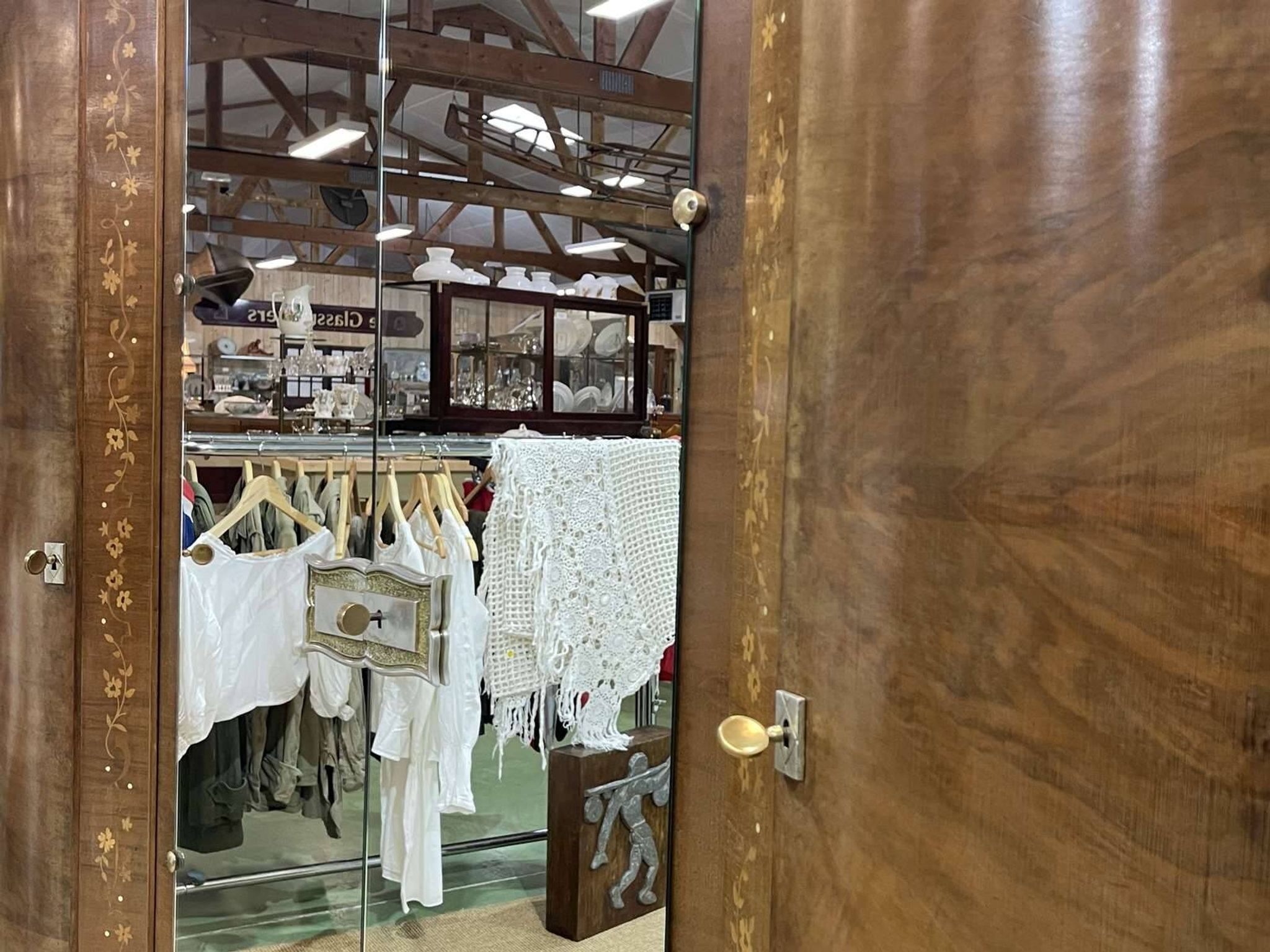 Art Deco bedroom wardrobe in walnut burl, made in the 1940s