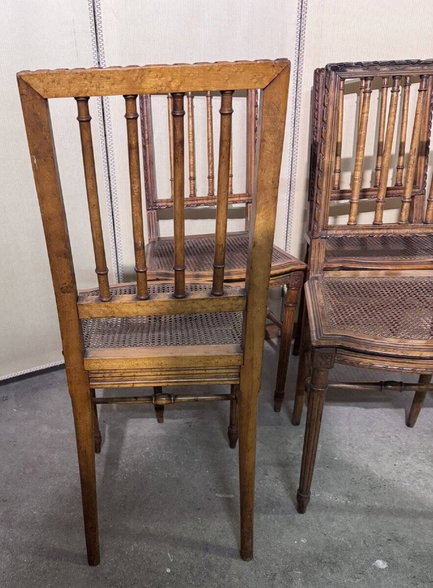 Série de quatre chaises style Louis XVI en bois sculpté