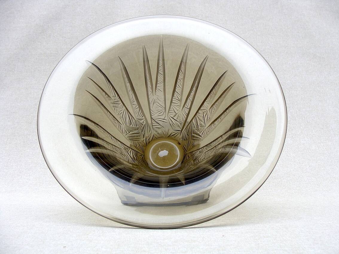 Coupe Art Déco en verre fumé à motifs géométriques