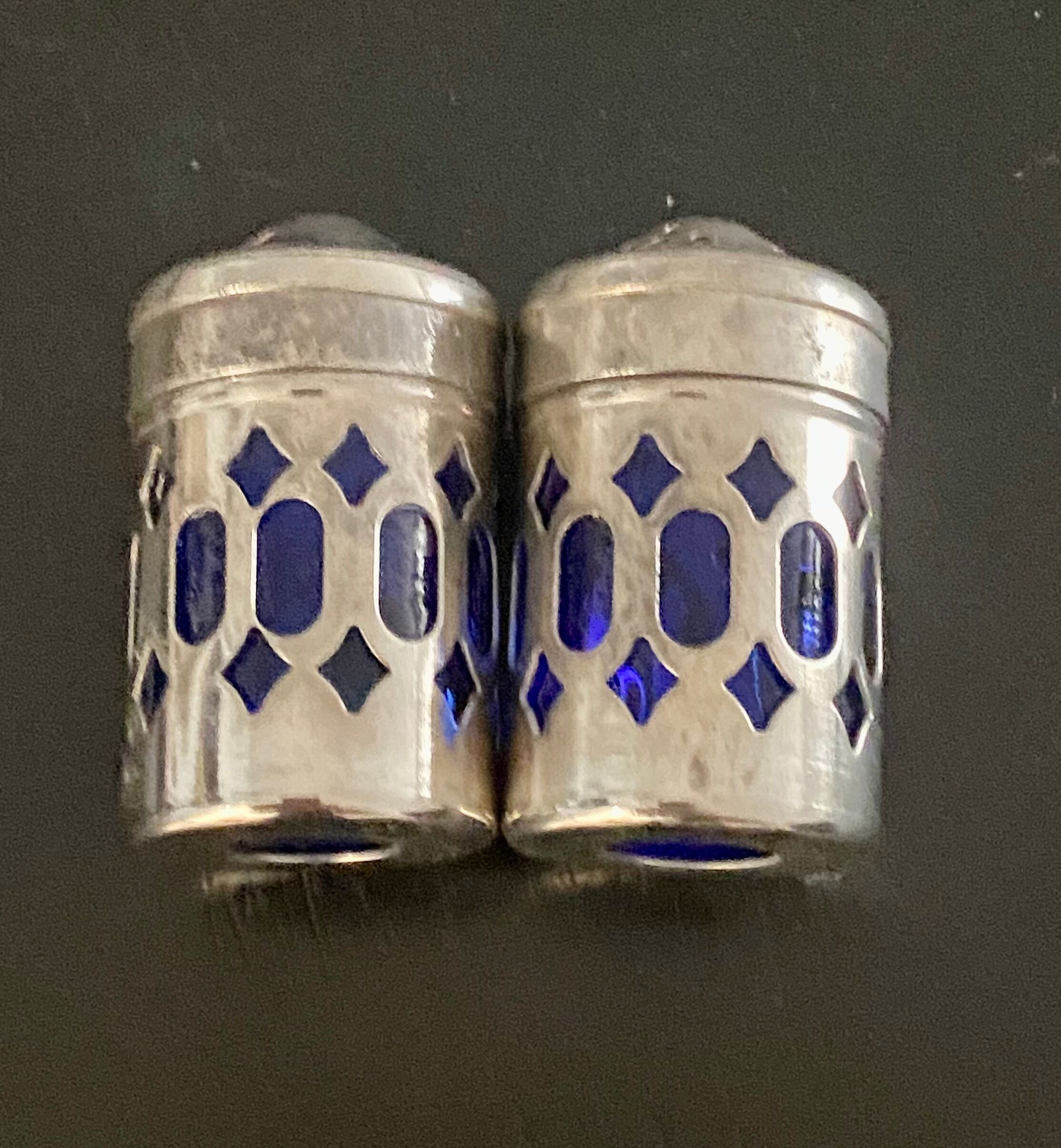 Duo salt shaker and pepper shaker 30s on display