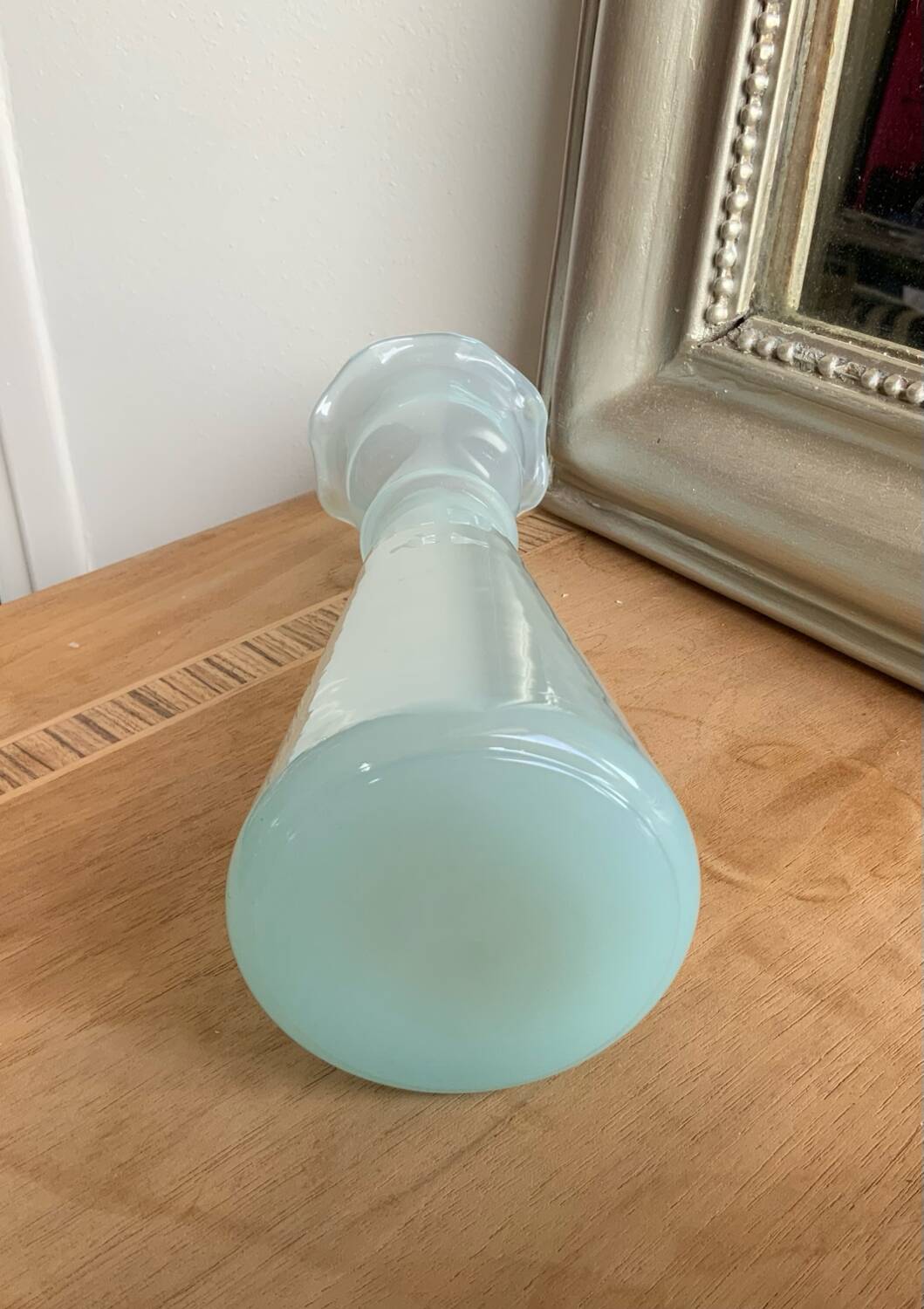 Vase vintage en verre opalin bleu pâle - col festonné - style années 5