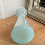 Vase vintage en verre opalin bleu pâle - col festonné - style années 5
