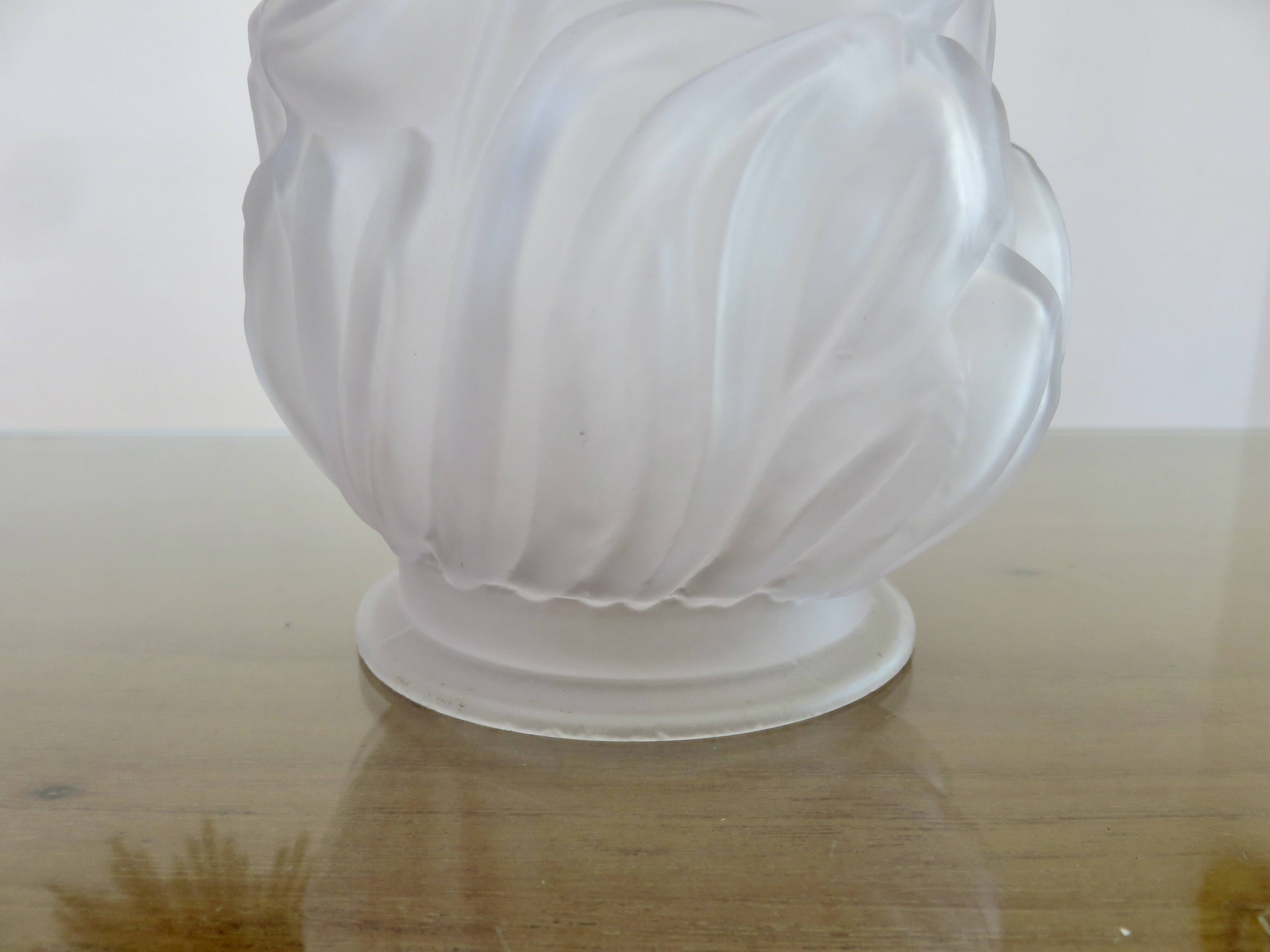 Antique "flame" tulip in frosted glass paste, art deco, 1930s-40s