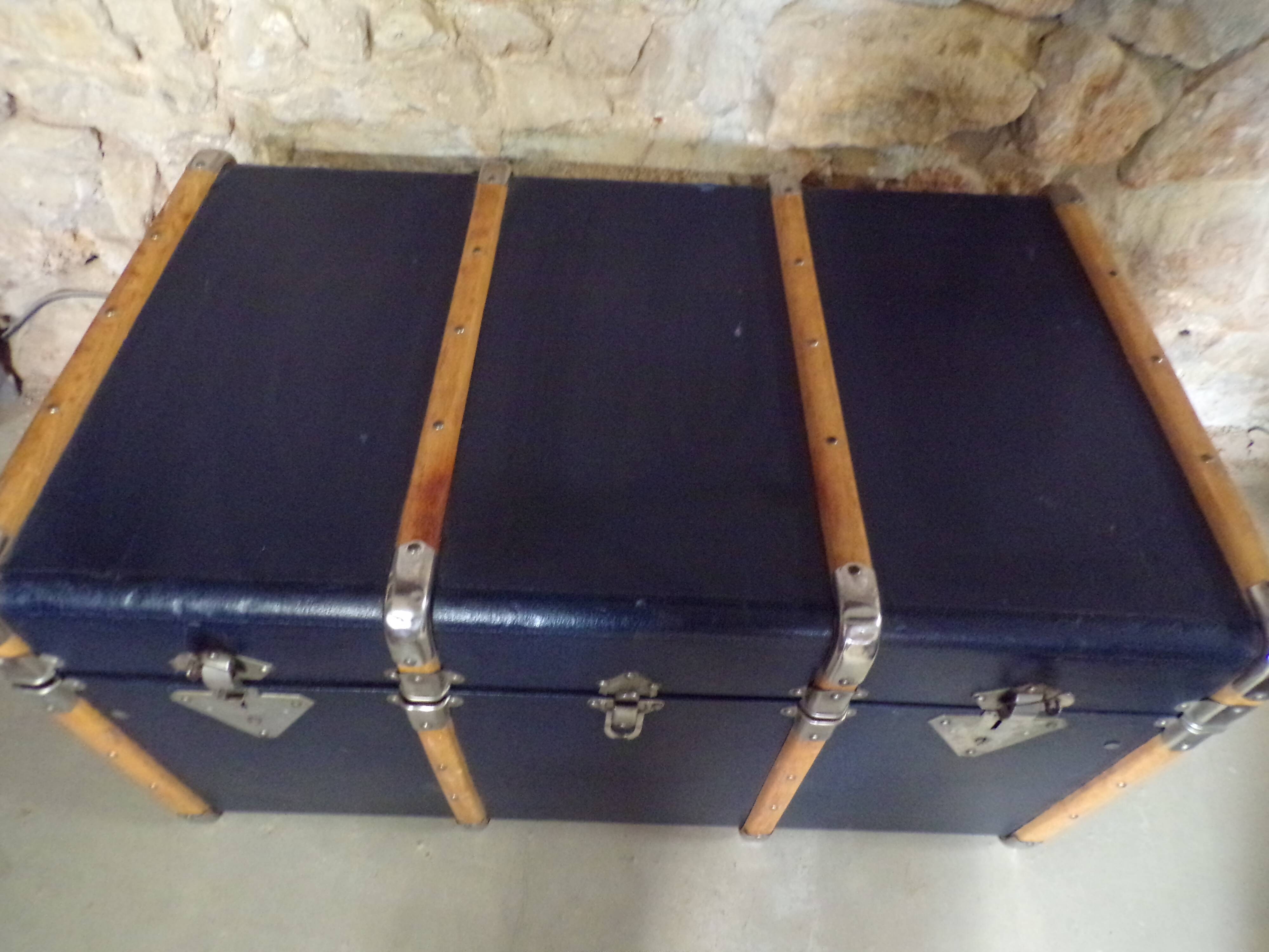 Malle ancienne en cuir et bois