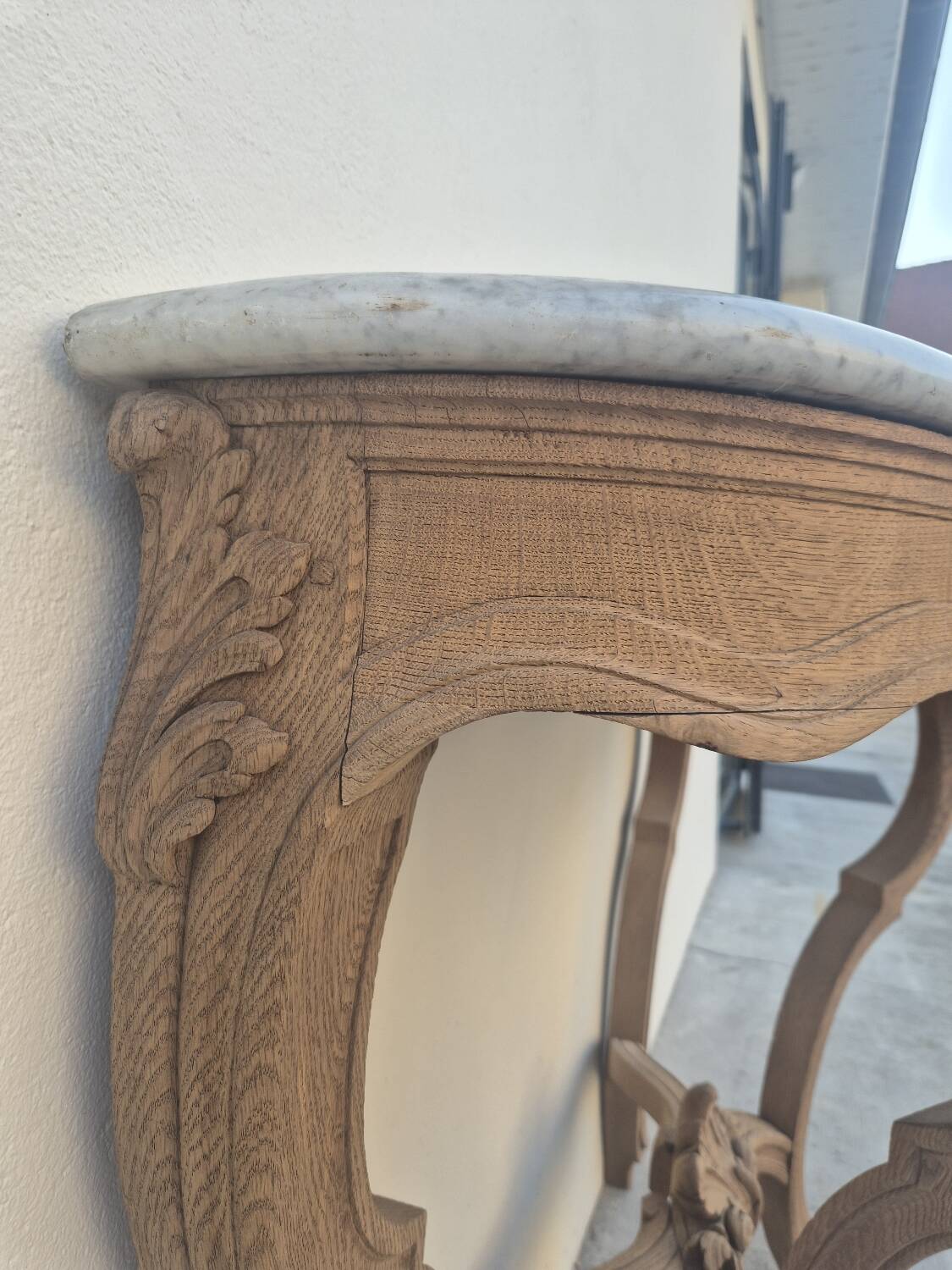 Louis XV curved console in solid oak, 18th century, decorated