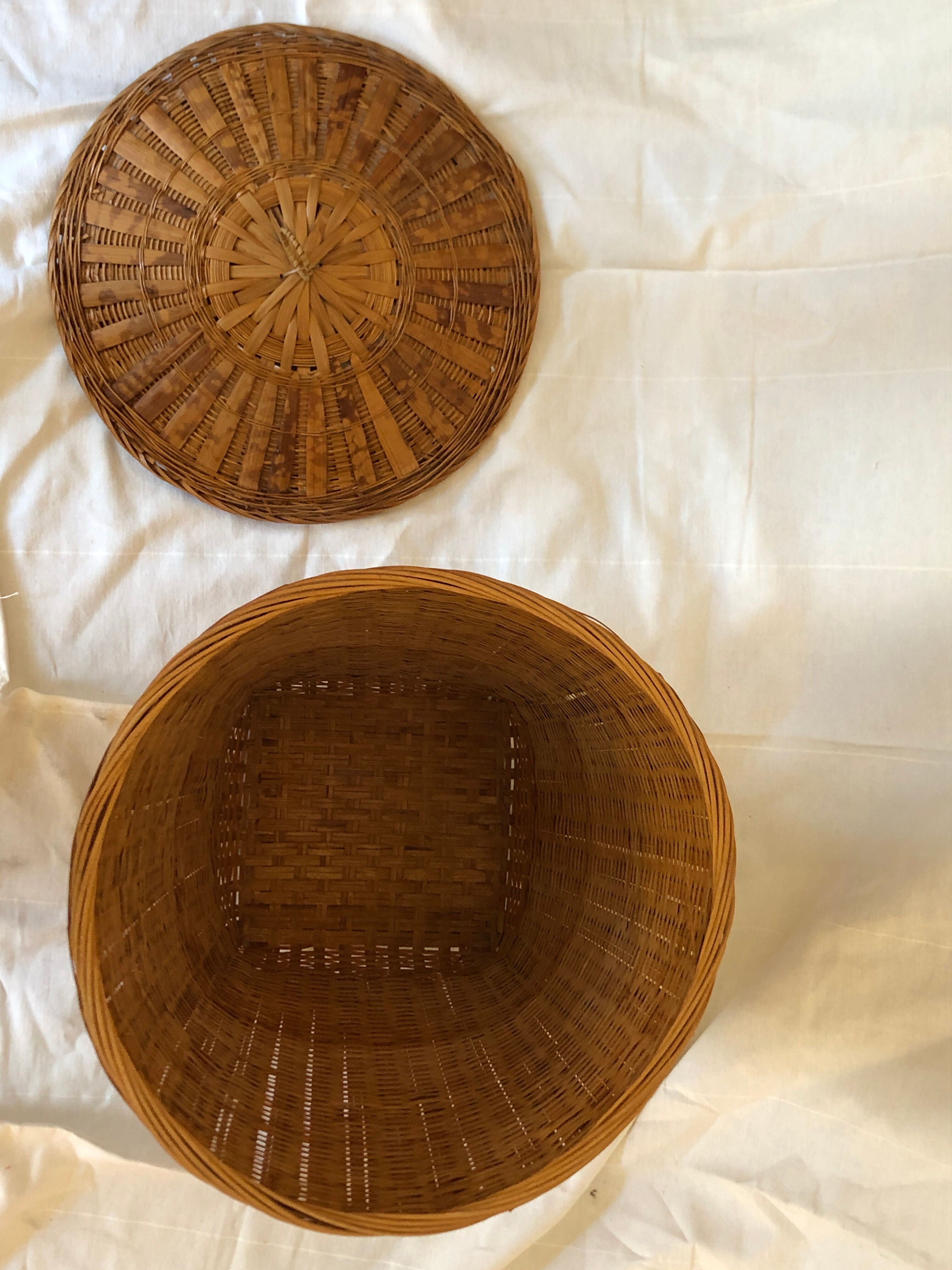 Wicker basket with lid
