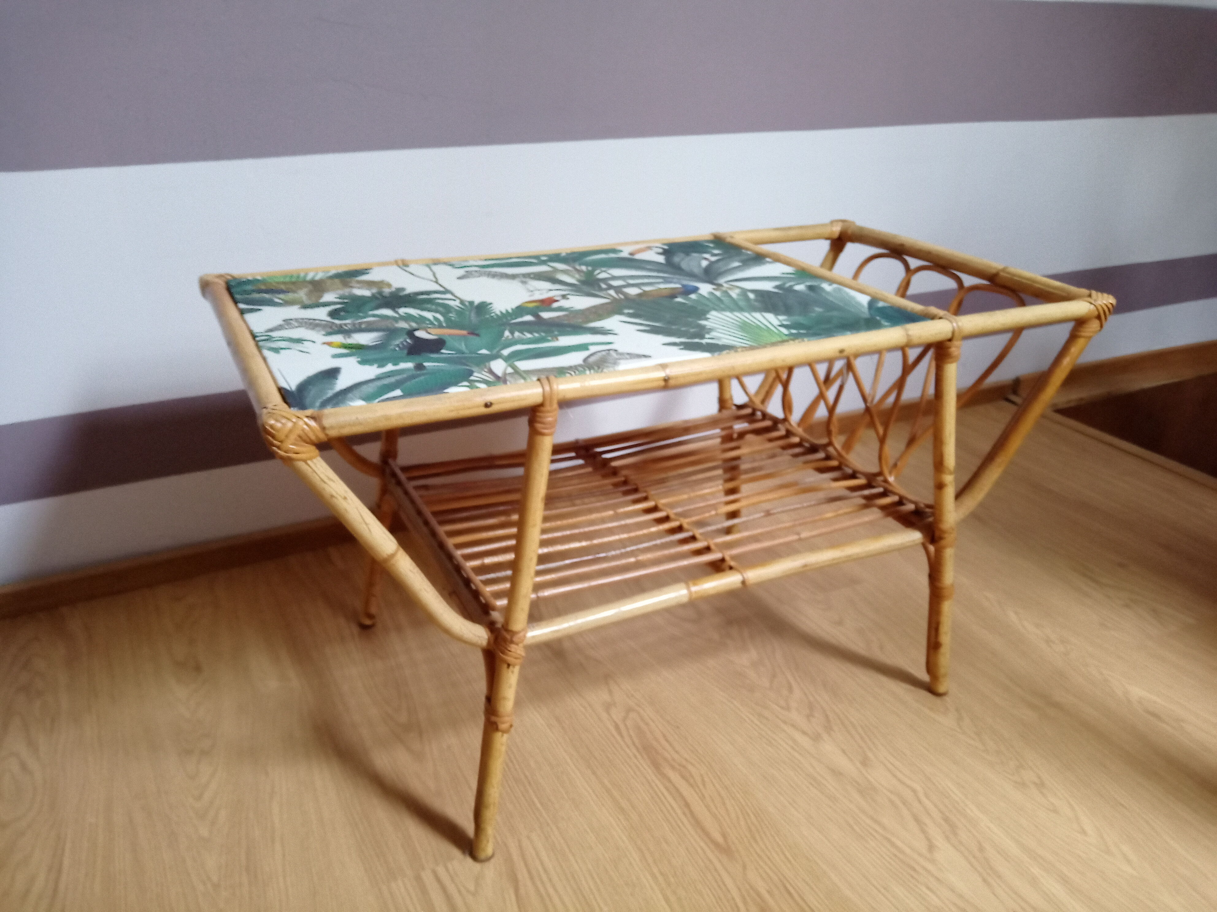Vintage bamboo/rotin jungle style coffee table with built-in magazine holder