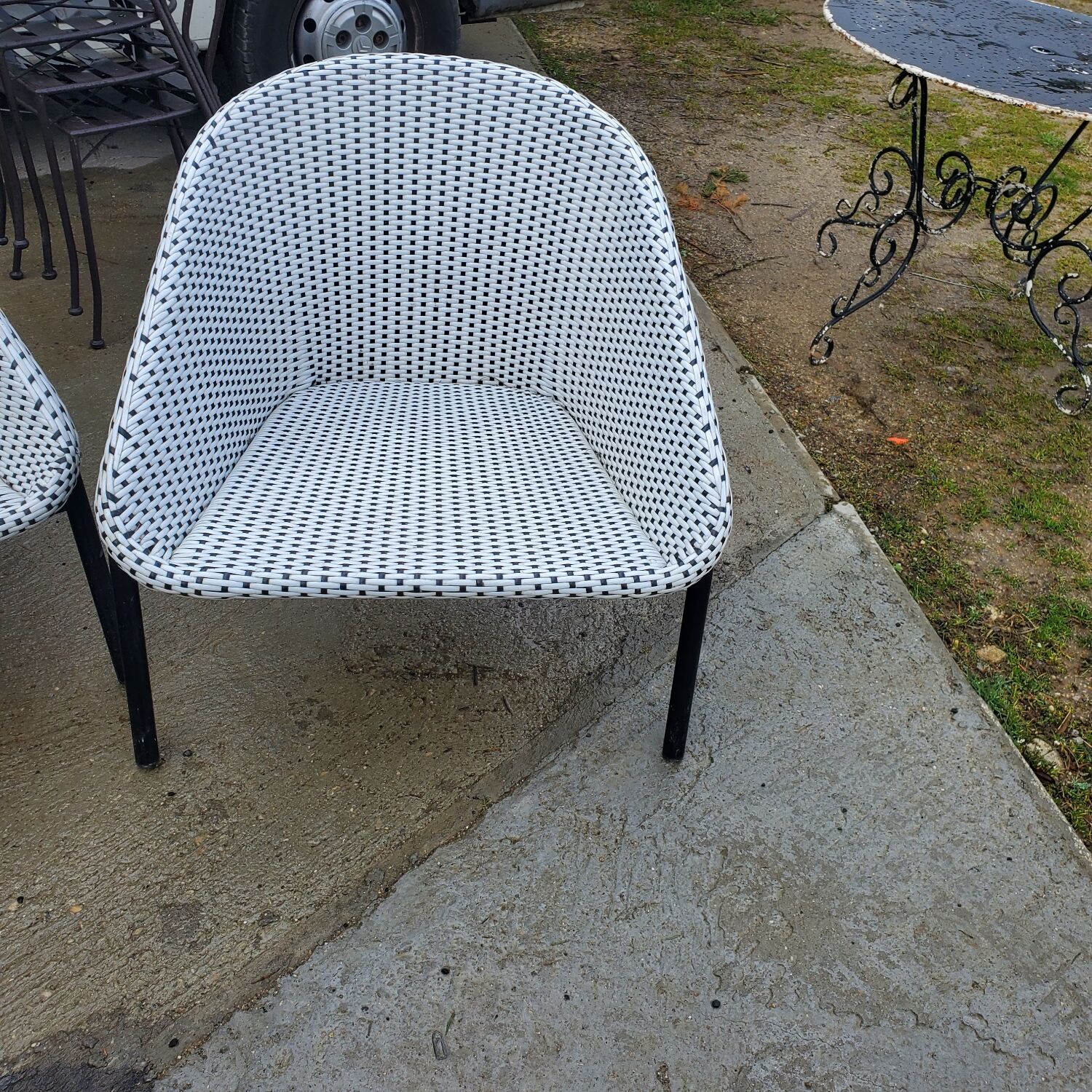 Black and white garden lounge