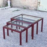 Tables gigognes en métal laqué bordeaux et laiton, France 1950s