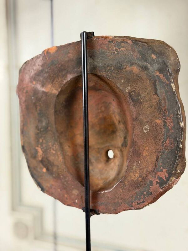 Trois lions cache-boulin, décors de façade en fonte et en terre-cuite, vers 1880