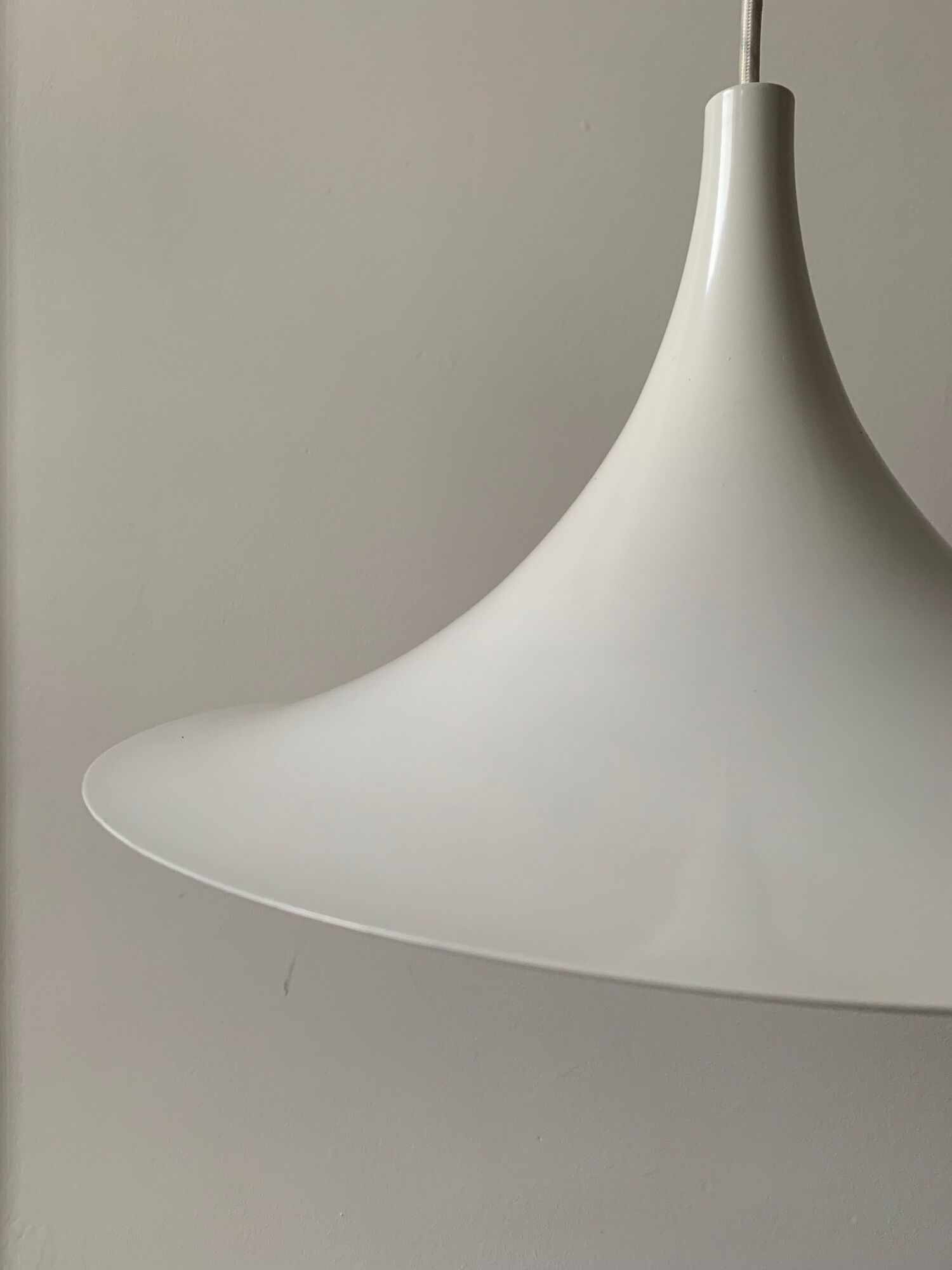 White "trumpet" lamp from the 1960s by the manufacturer AKA.