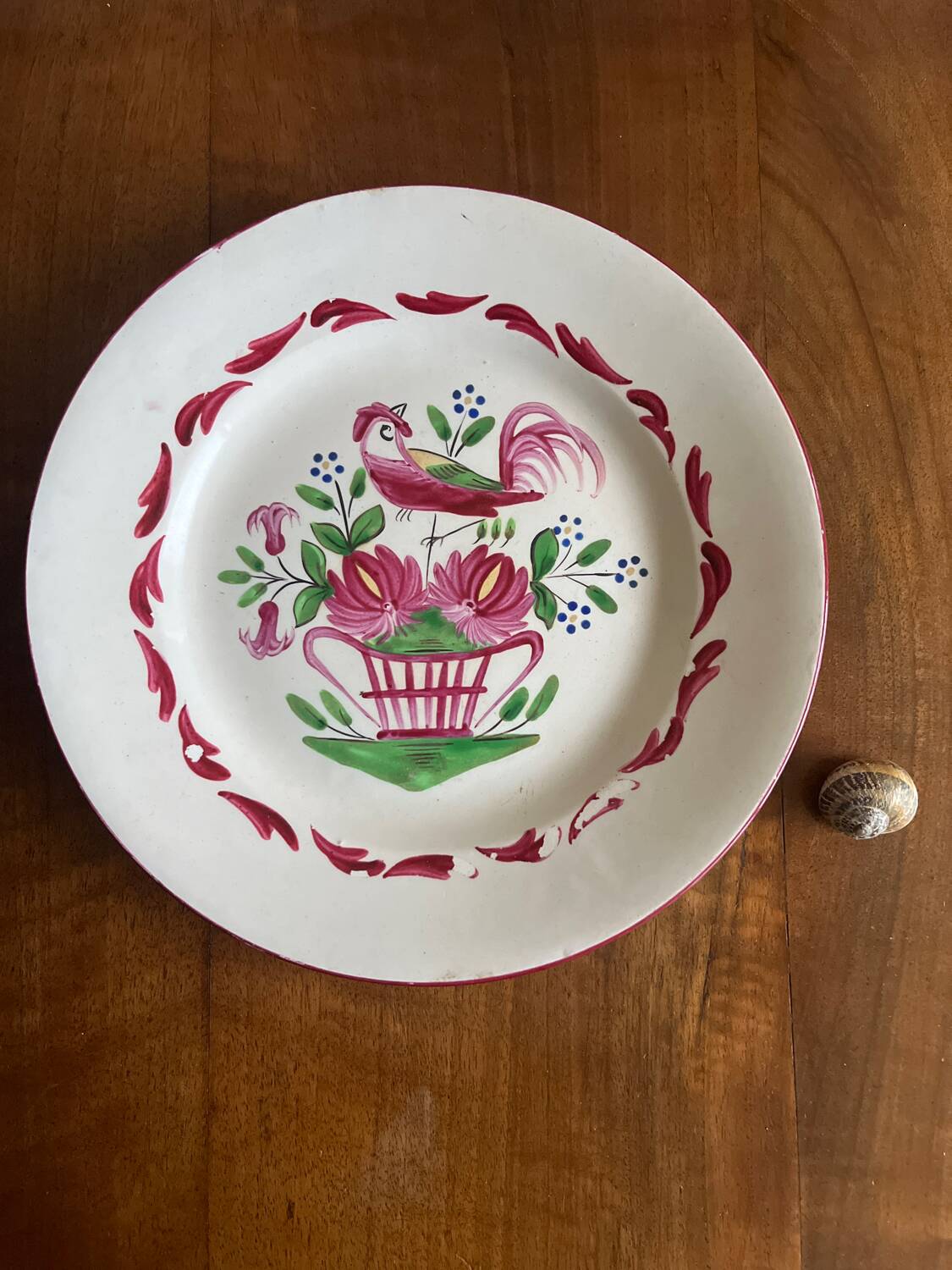 Assiette à l oiseau et panier fleuri . Luneville