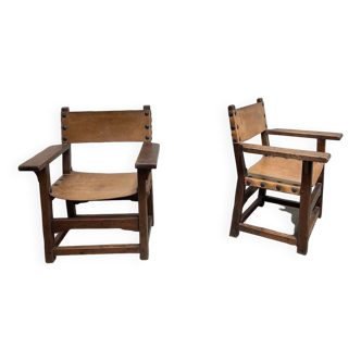 Paire de fauteuils en cuir et noyer des années 1950