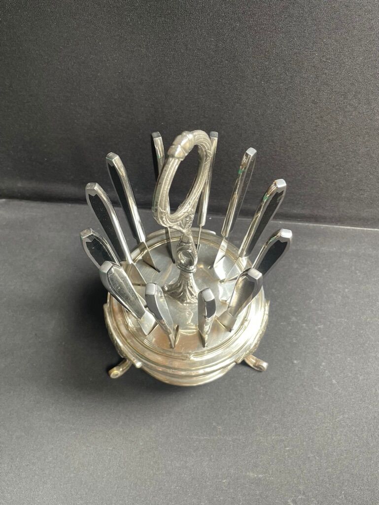 12 "Apollonox" fruit knives on silver metal support