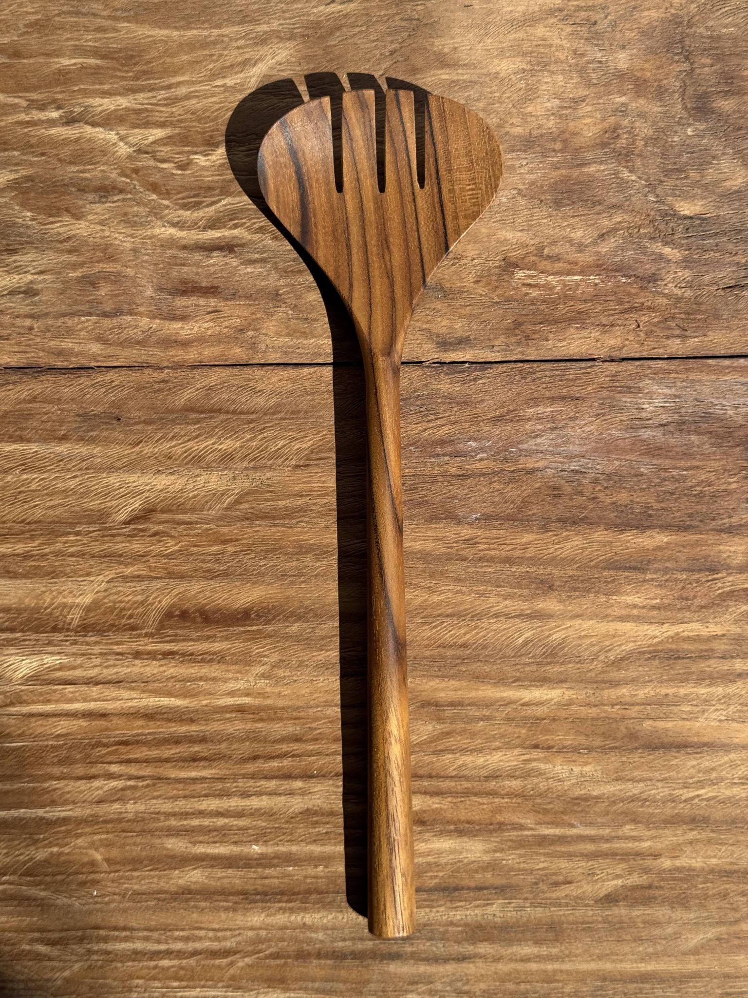 Couvert à salade ou grande cuillère en teck ovale fendue. L18 D8,5