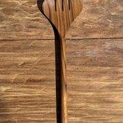 Couvert à salade ou grande cuillère en teck ovale fendue. L18 D8,5