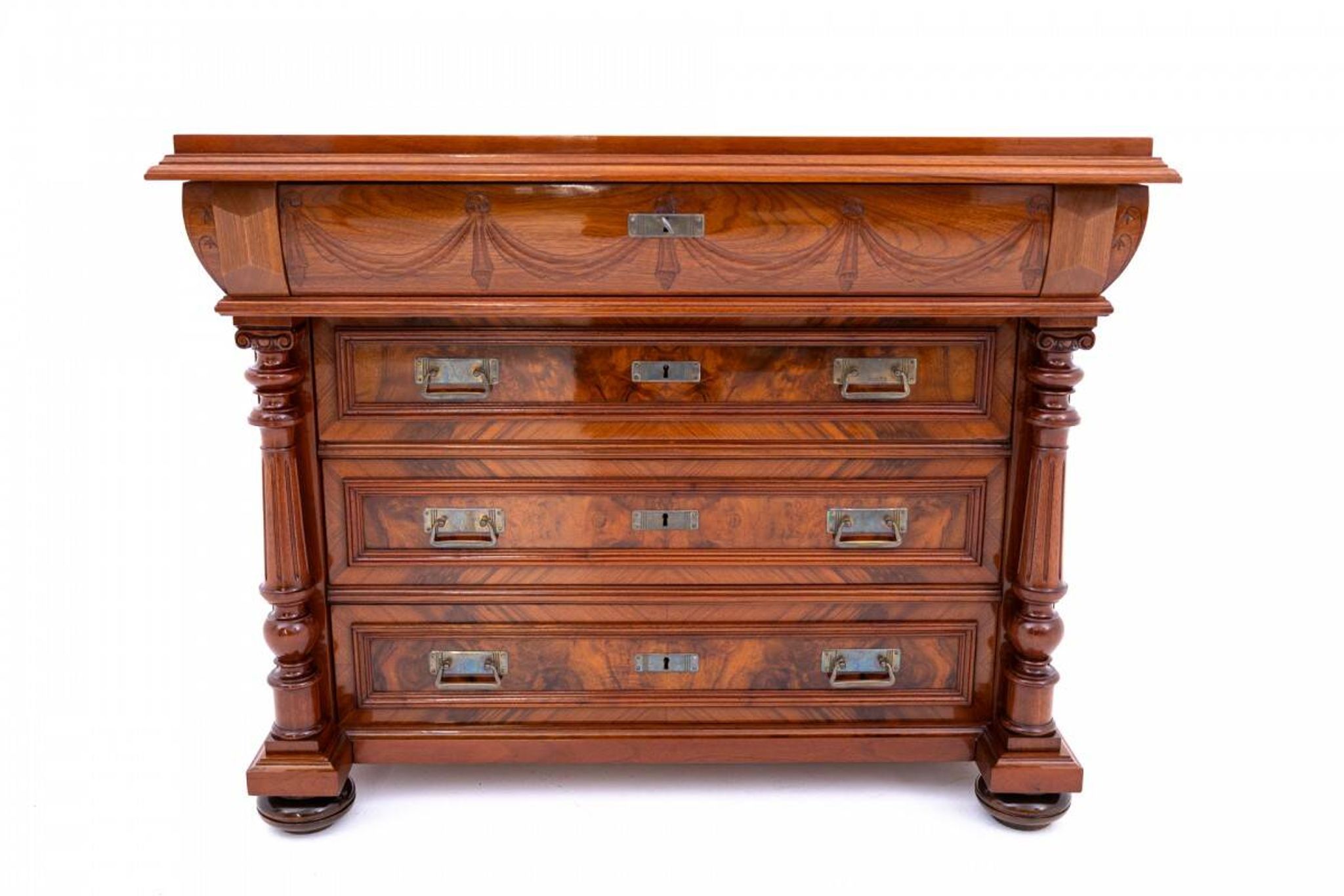 Commode en noyer ancien, Europe du Nord, vers 1900.