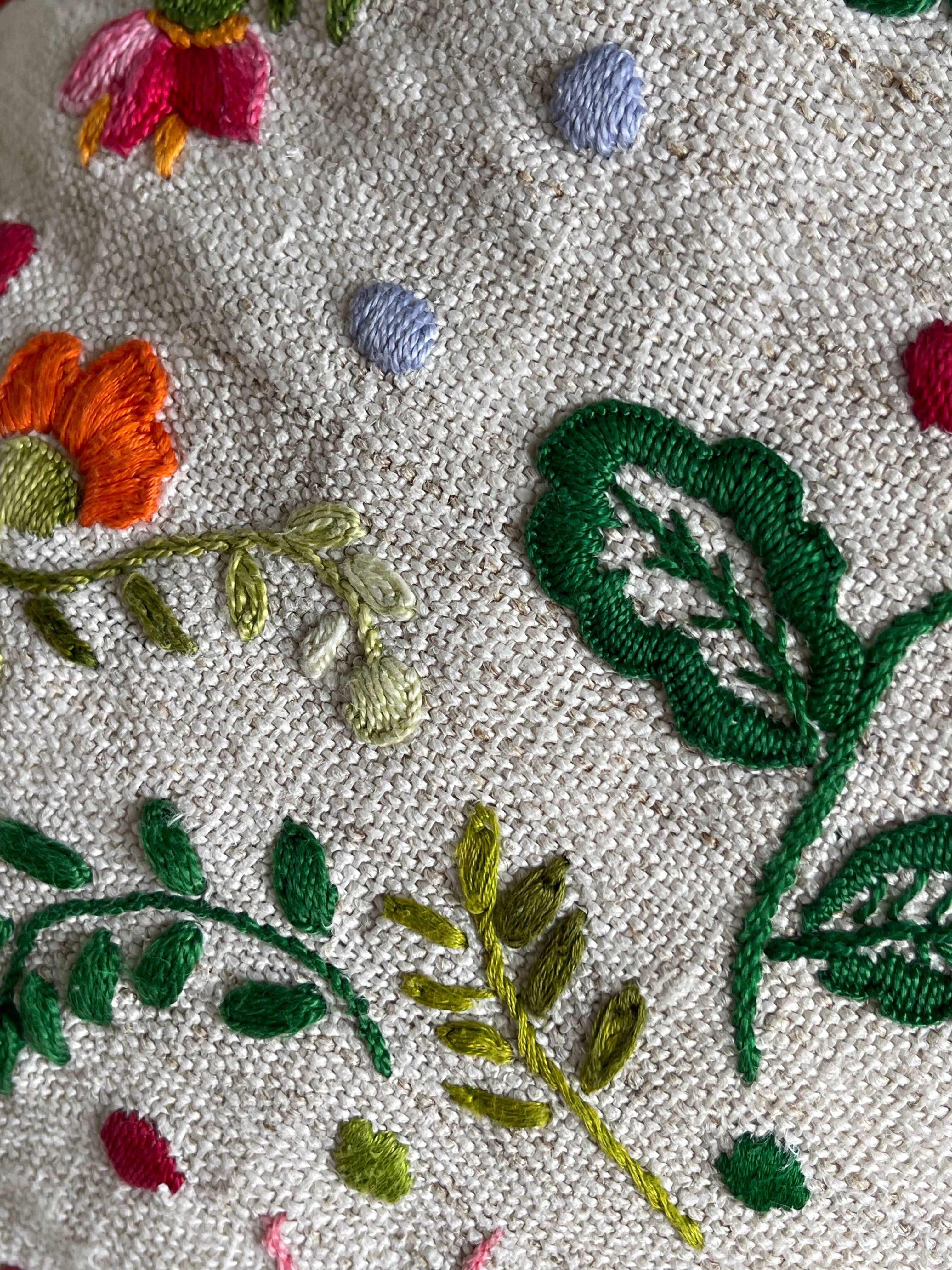 Cushion in hand-embroidered hemp.