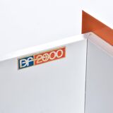 Meuble TV DF-2000 en marron, orange et blanc de Raymond Loewy.