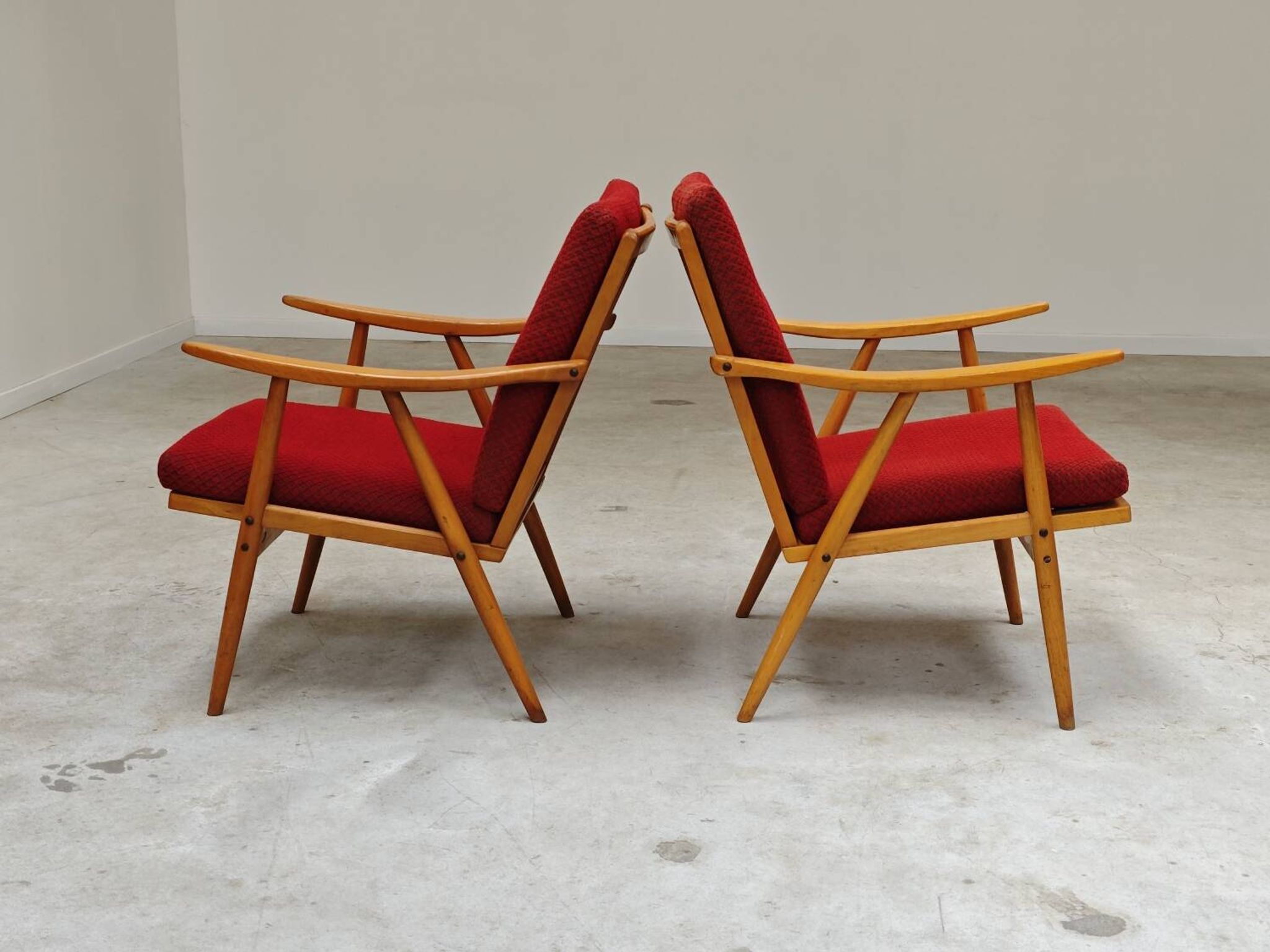Paire de fauteuils Boomerang  rouge Antonin Suman pour Ton Bystrice Thonet
