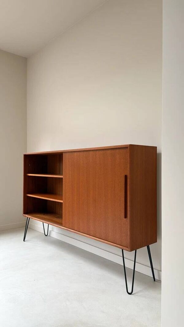 Buffet en bois vintage avec porte coulissante