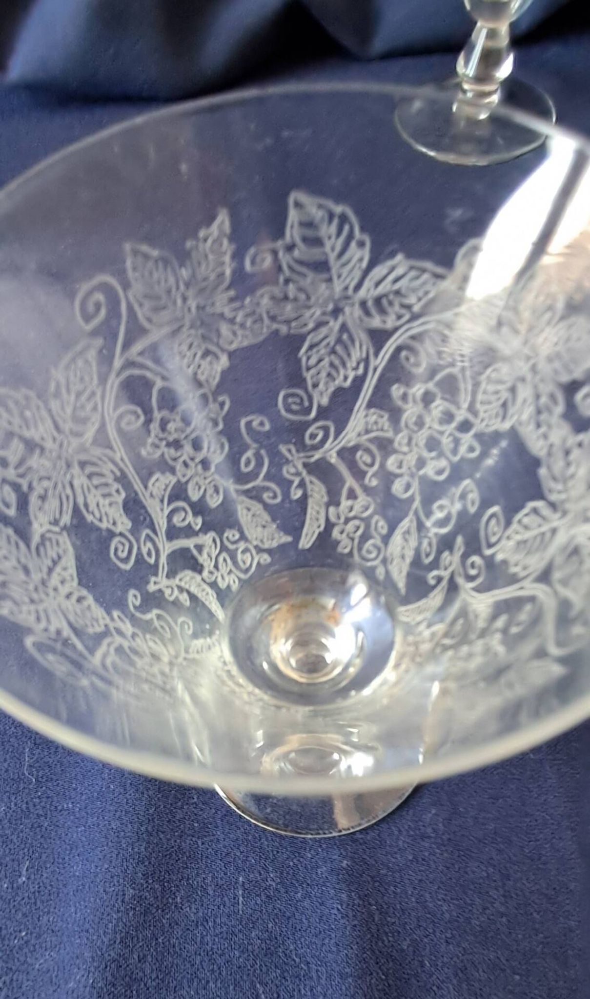 6 small stemmed glasses in the shape of a chalice, engraved decoration. Art Deco period.
