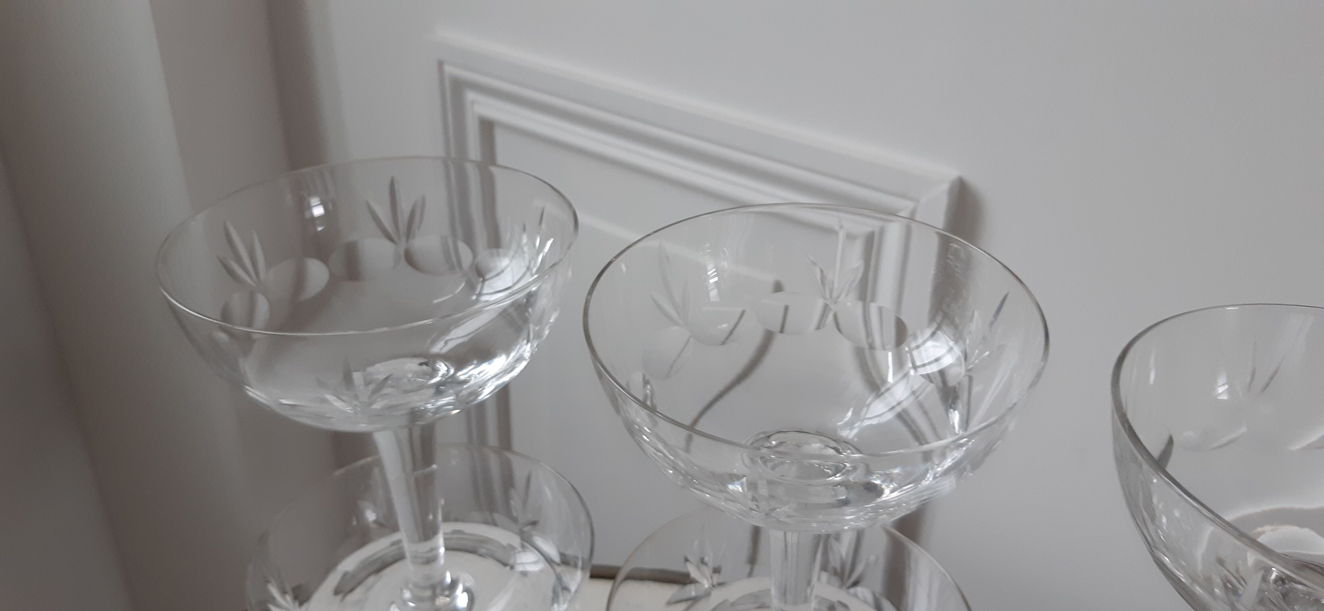 Set of 8 crystal cups engraved 30s