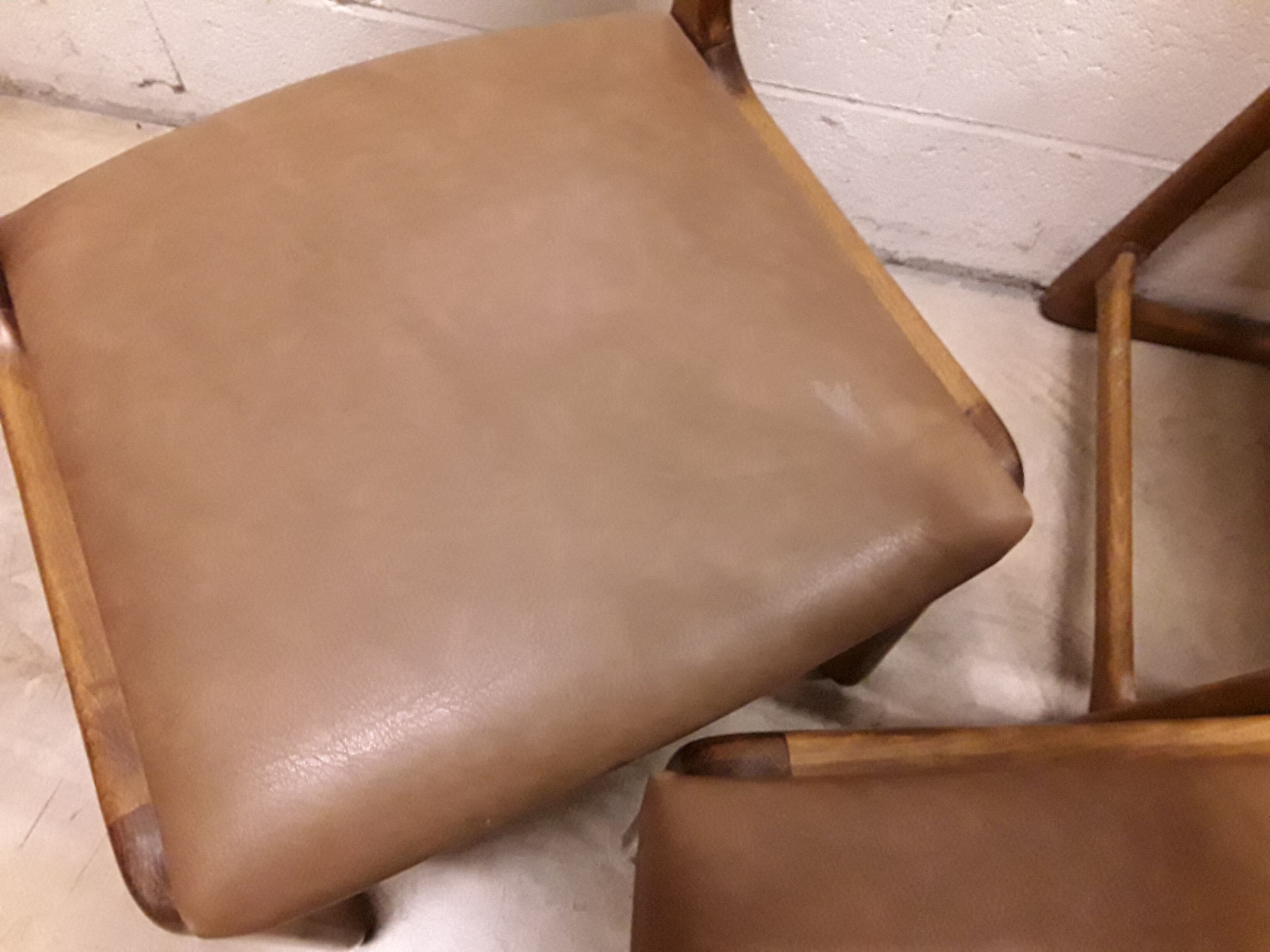 Following 5 chairs "sled" Baumann