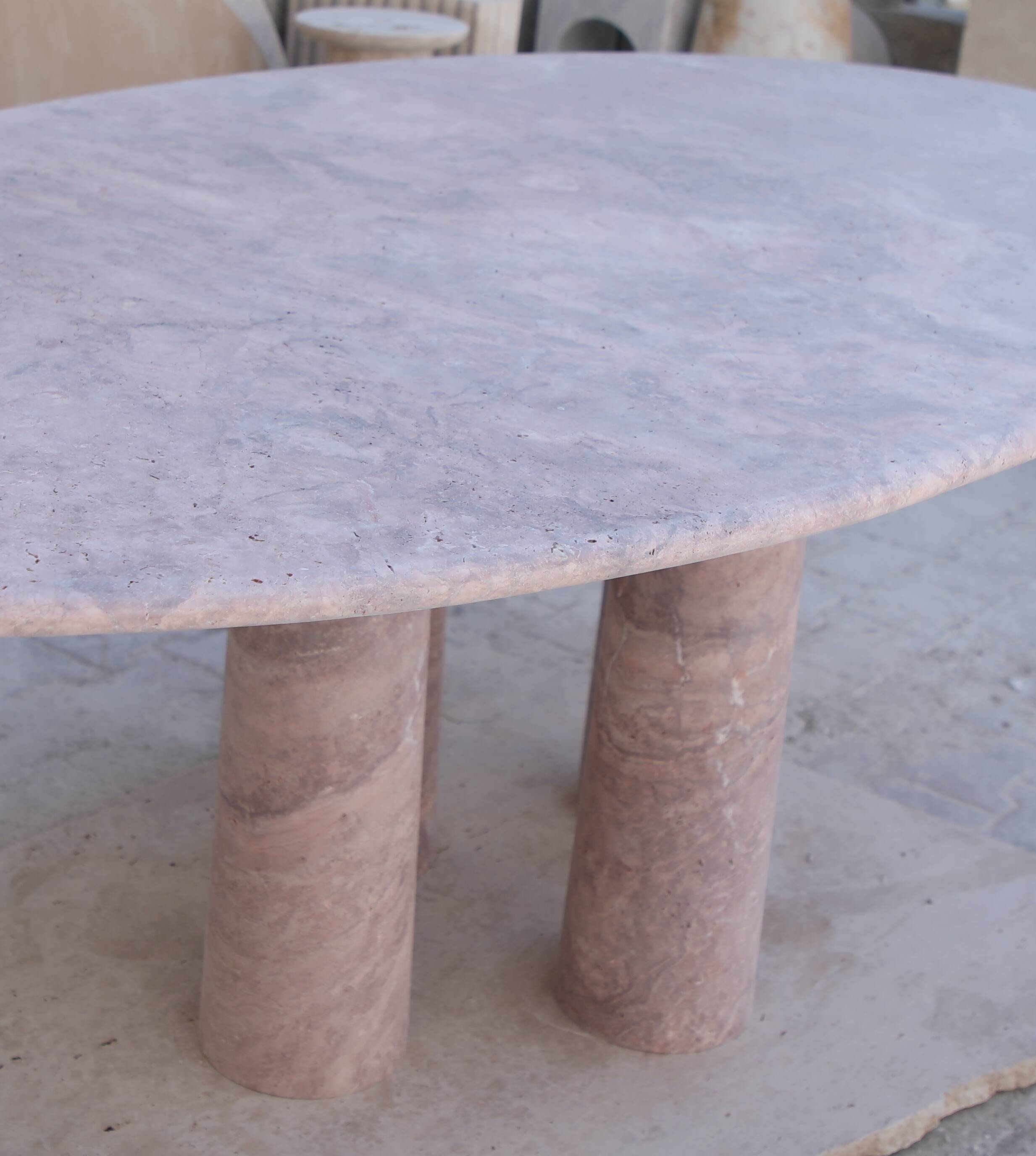 Table à manger ovale en travertin rouge Mario avec pieds en colonne par My Habitat Design