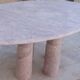 Table à manger ovale en travertin rouge Mario avec pieds en colonne par My Habitat Design