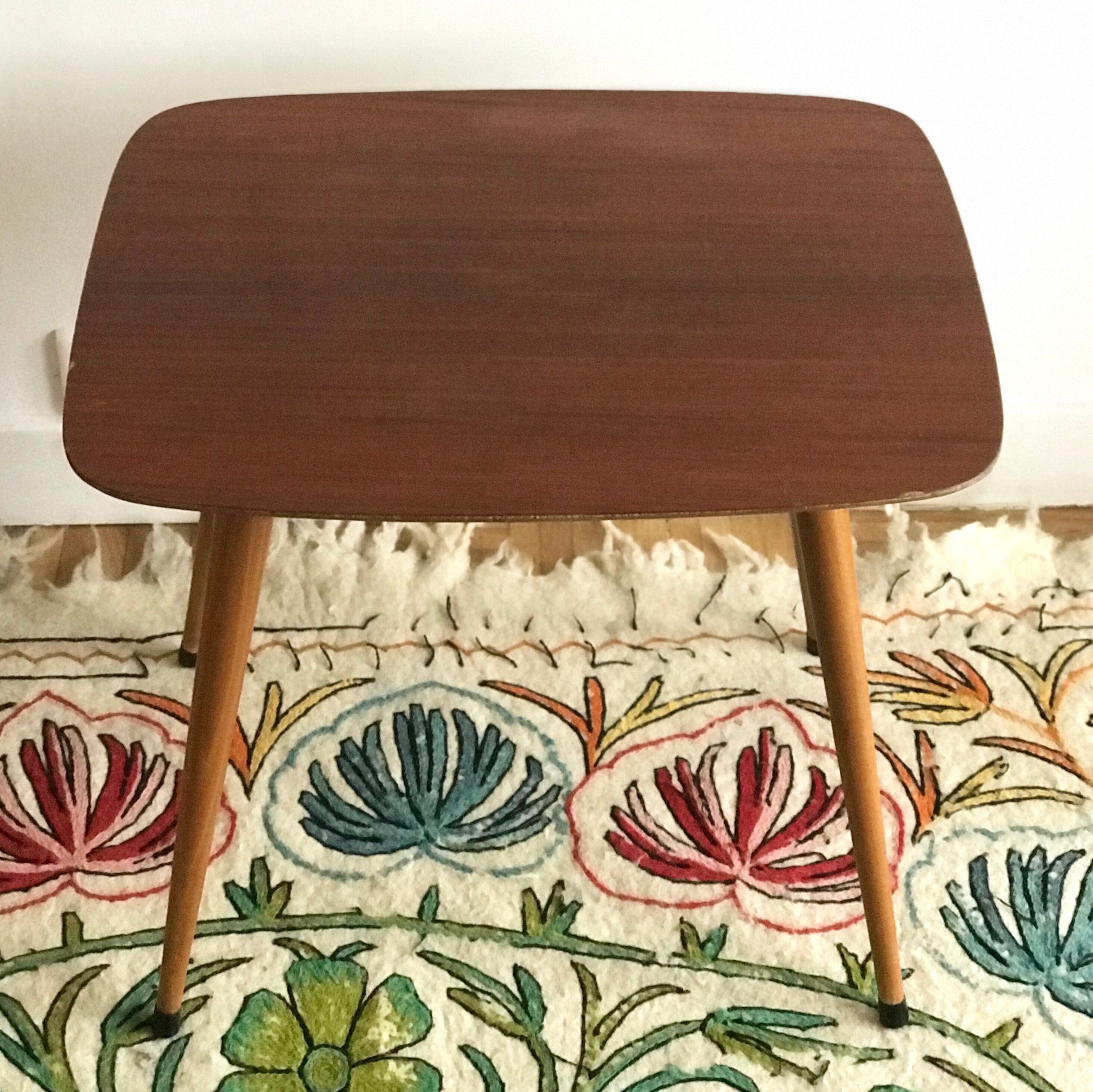 Small table low removable tapered legs