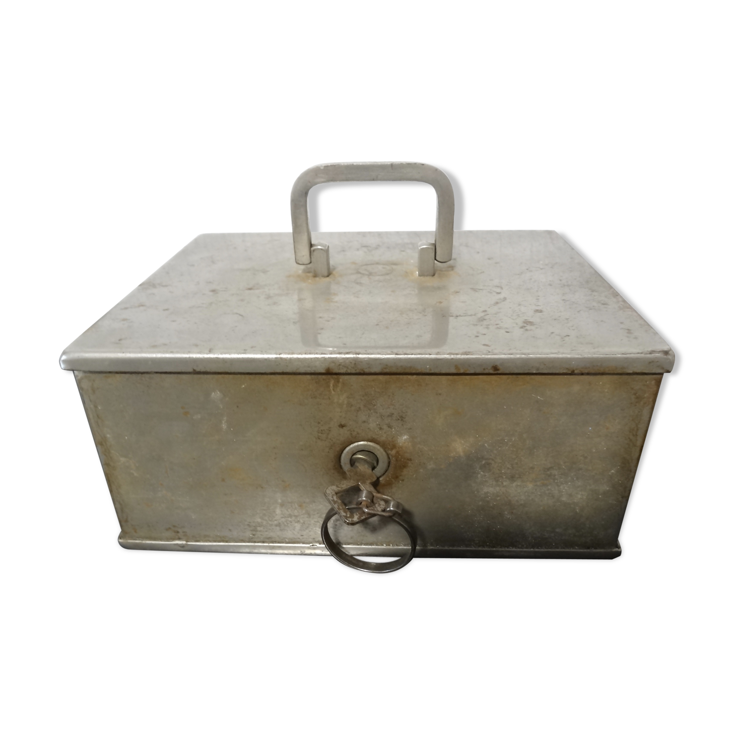 Ancienne caisse en fer
